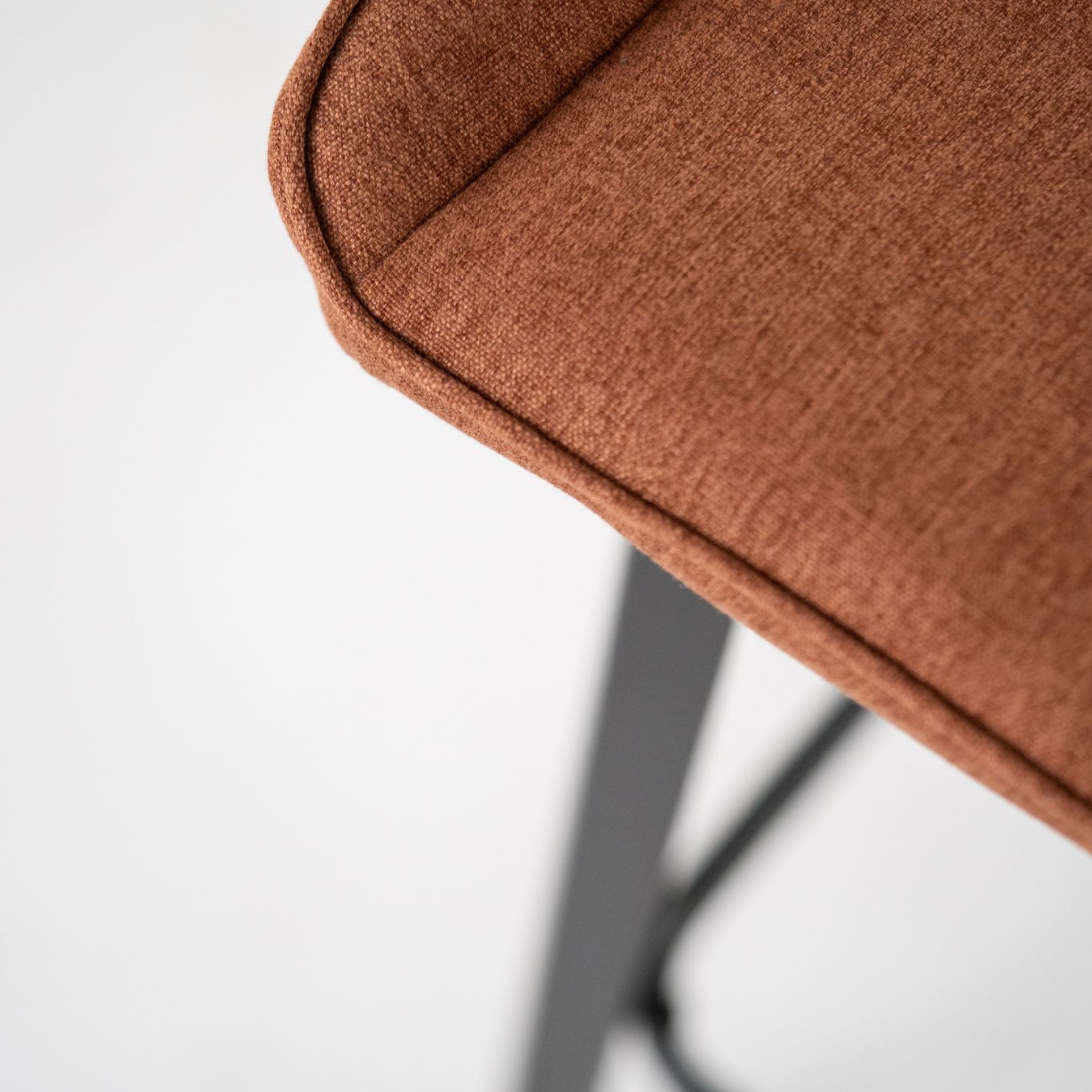 Set di sgabelli alti "Fox" in tessuto imbottito con poggiapiedi cm 44x50 94h