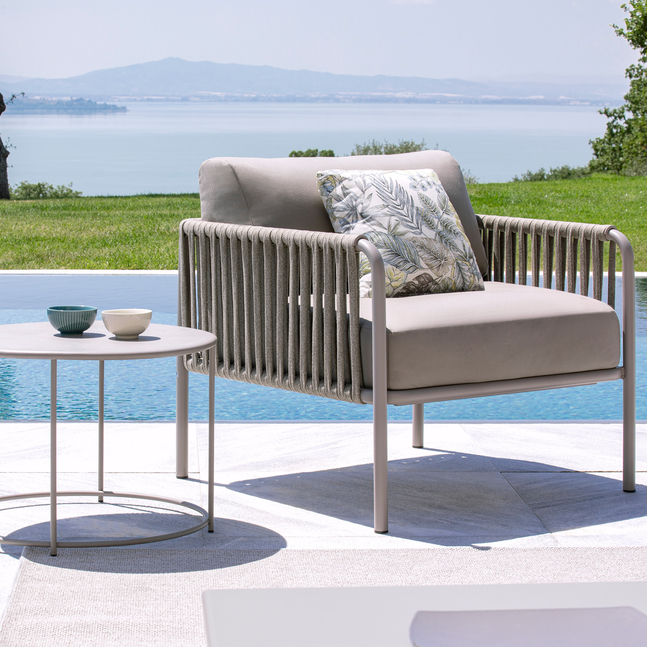 Poltrona lounge bassa schienale in corda "Key West" con cuscino cm 80x80 64h