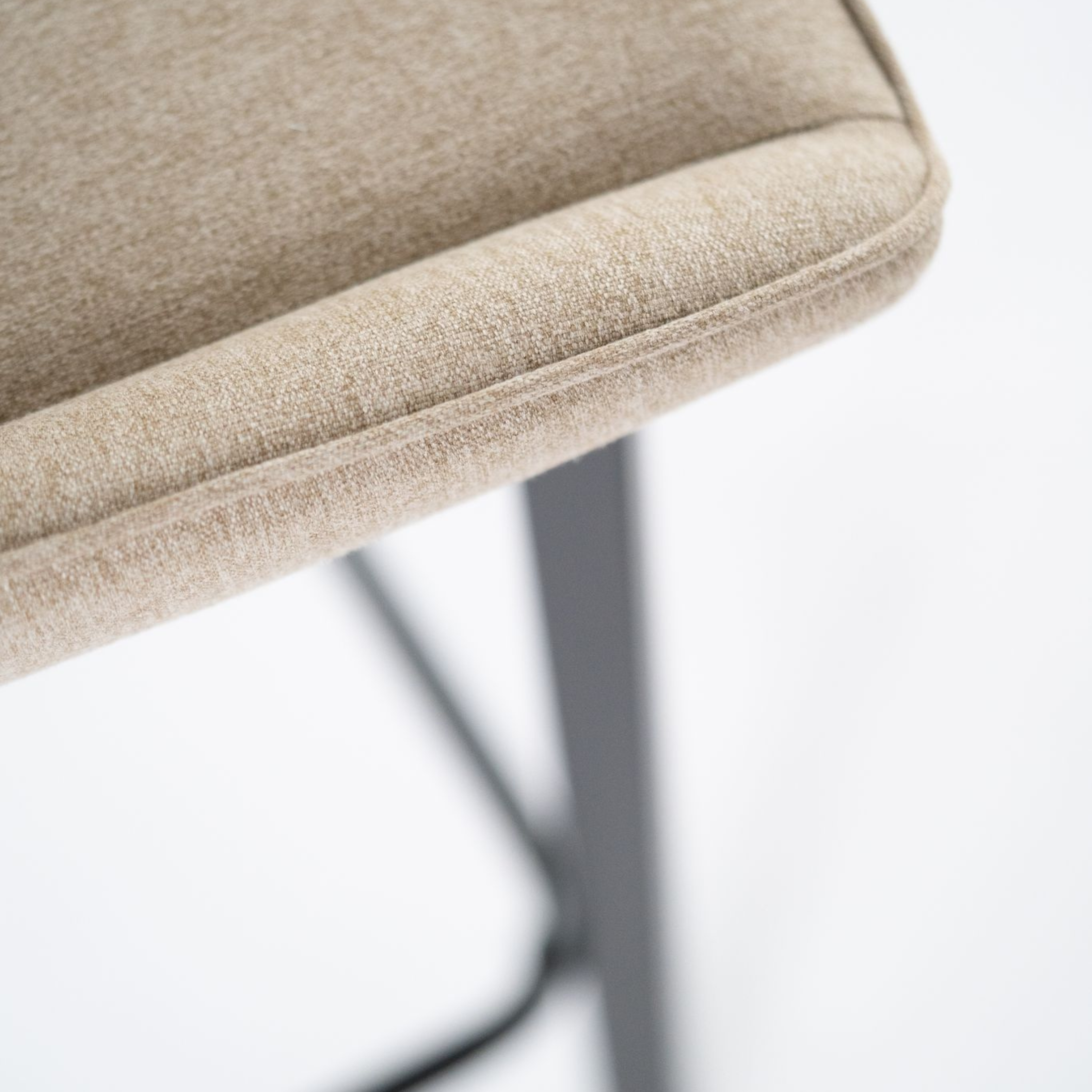 Set di sgabelli alti "Fox" in tessuto imbottito con poggiapiedi cm 44x50 94h