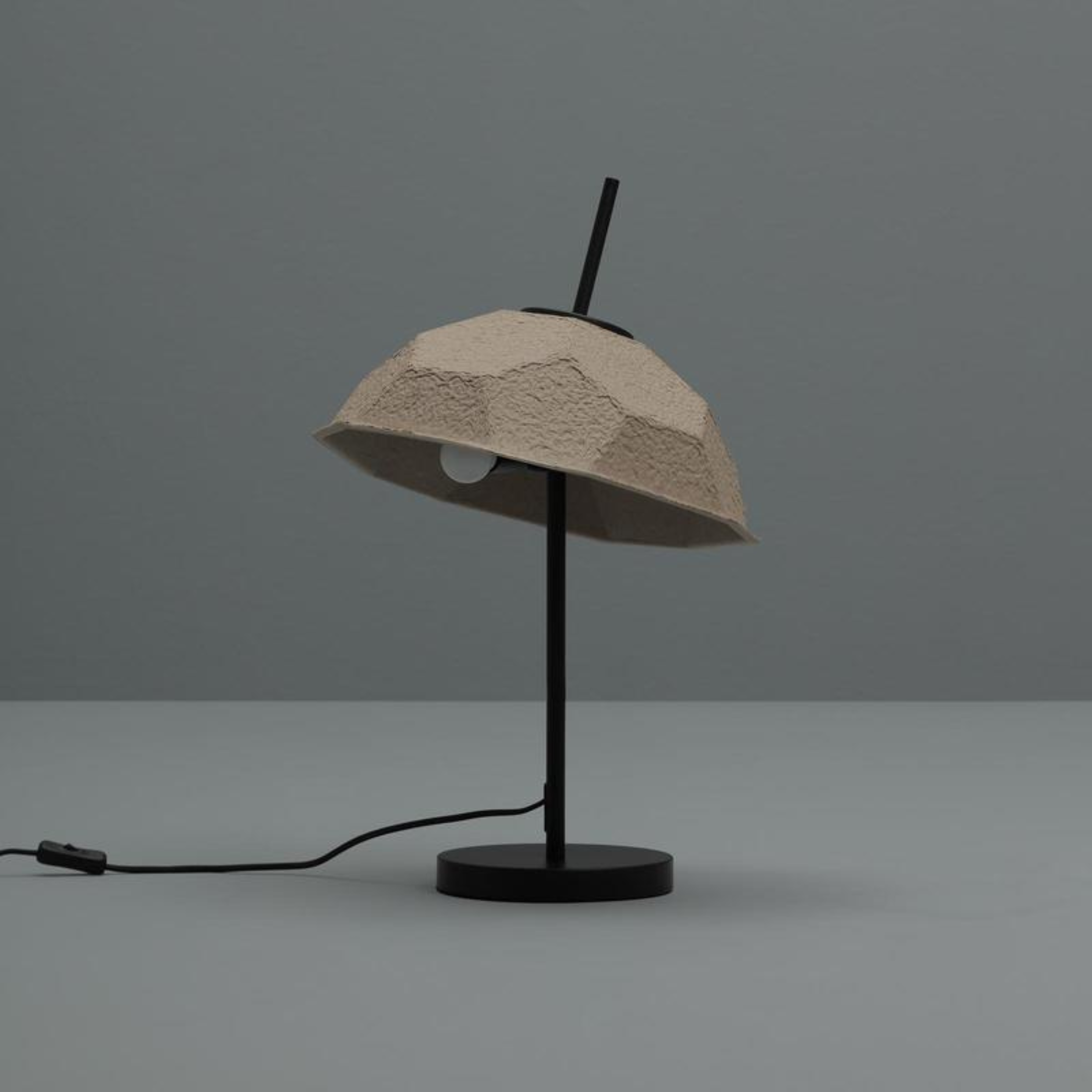 Lampada in metallo con paralume in cartone riciclato "Kande" da terra tavolo e sospesa