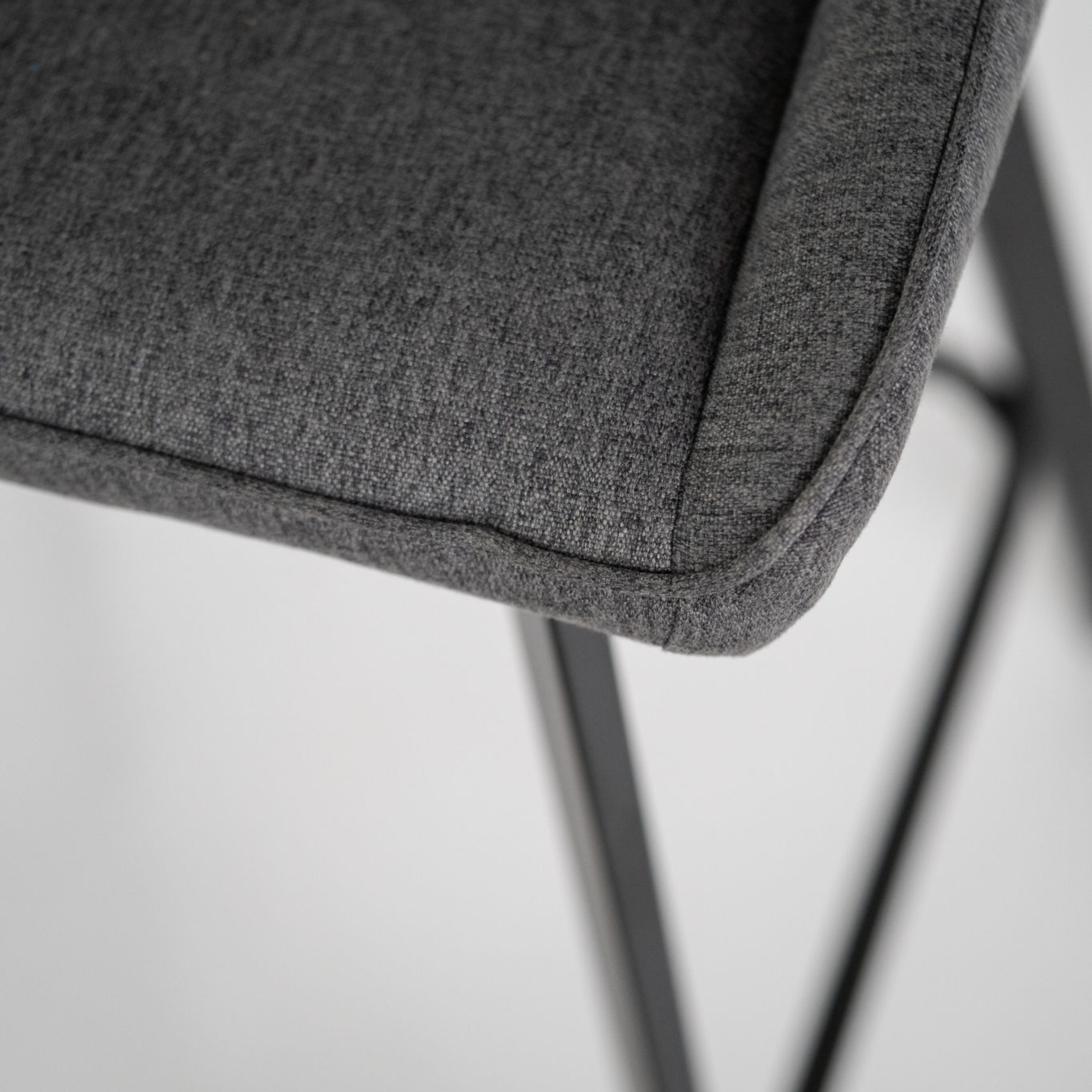 Set di sgabelli alti "Fox" in tessuto imbottito con poggiapiedi cm 44x50 94h