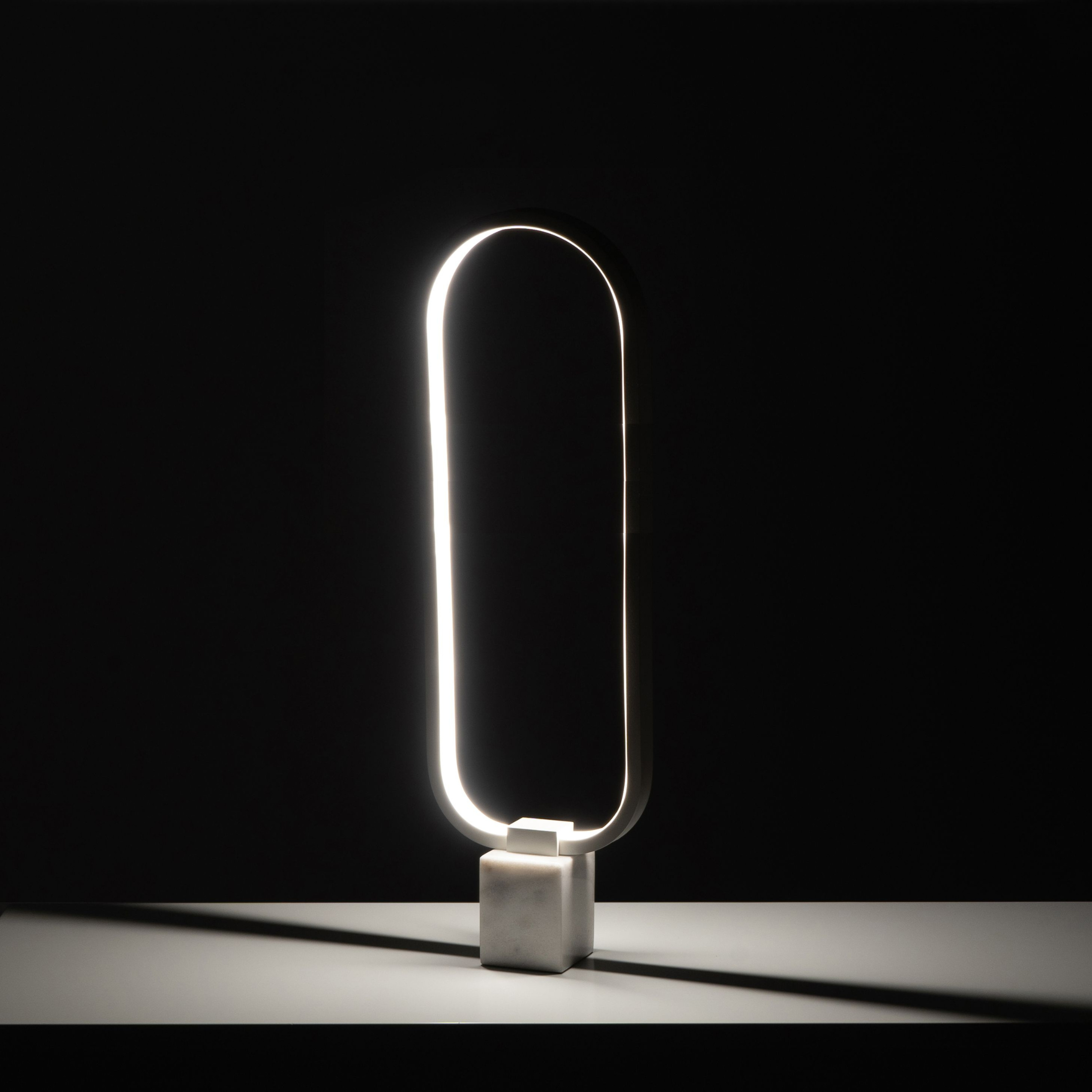 Lampada LED in metallo con base in marmo "Ciak" da terra e tavolo