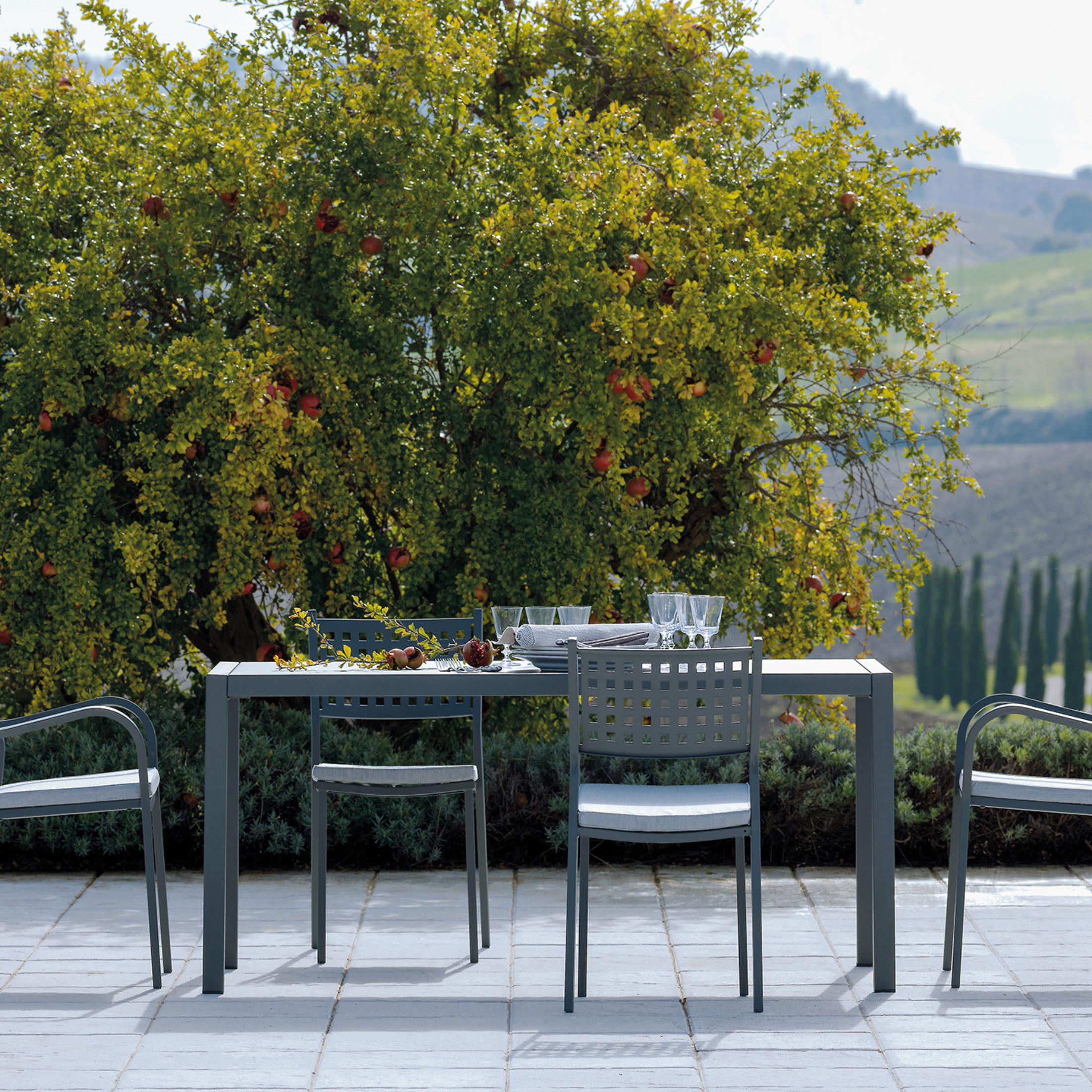 Set di sedie in metallo da giardino "Alice" con braccioli impilabile cm 53x53 85h