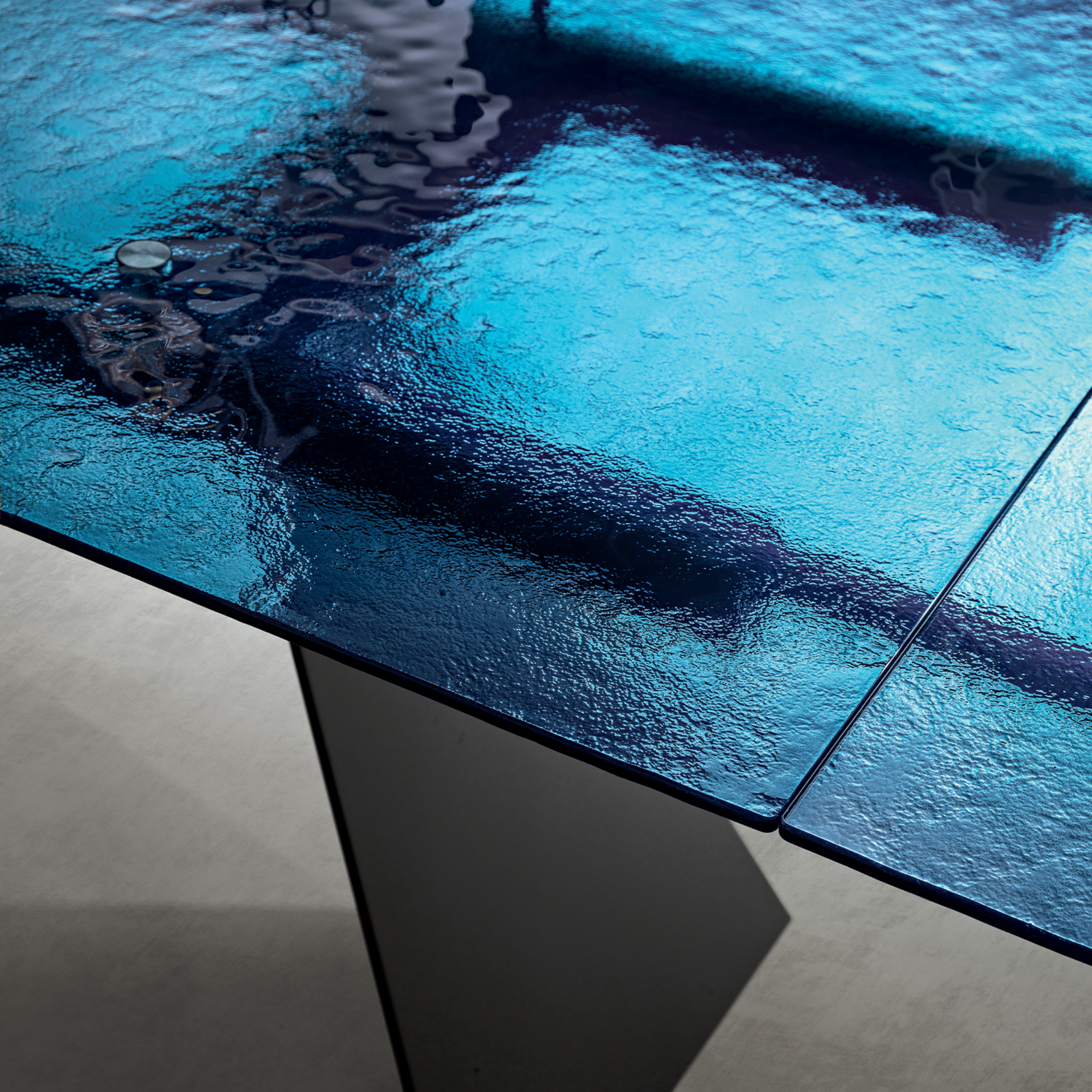 Tavolo allungabile da pranzo "Rubino" con piano in vetro martellato