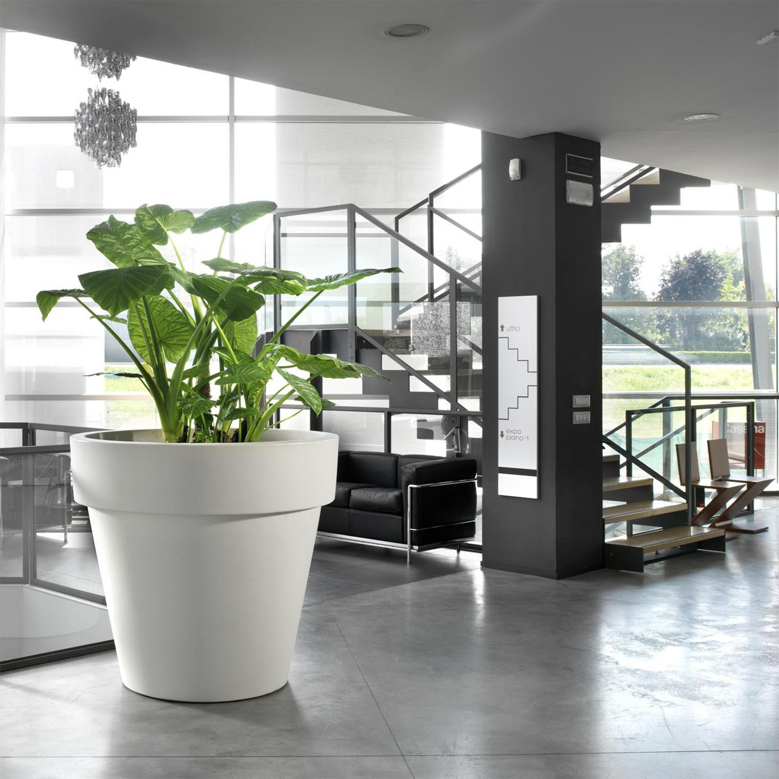 Vaso fioriera in resina Gemma per esterno con sottovaso cm 50x50 45h