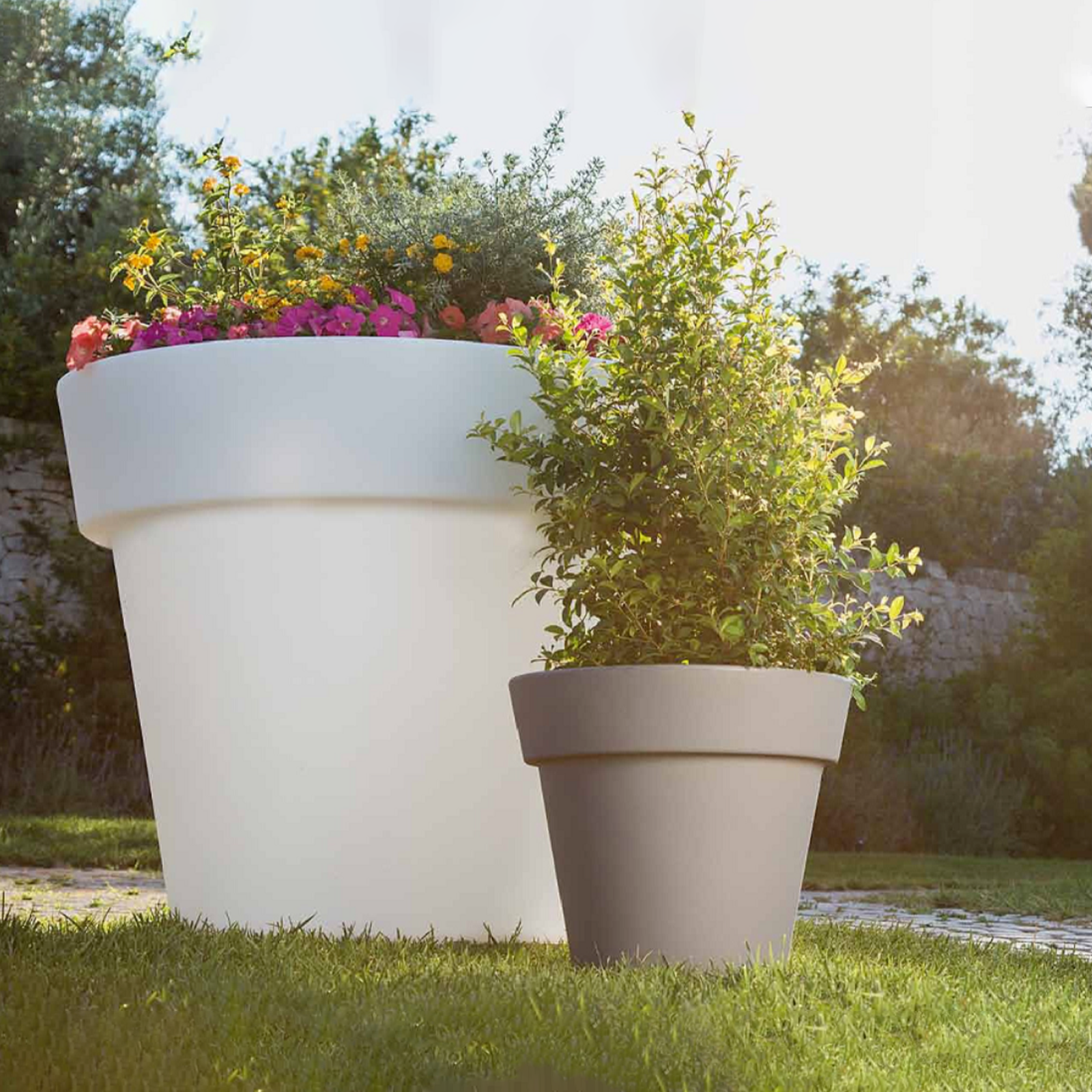 Vaso fioriera in resina Gemma per esterno con sottovaso cm 50x50 45h