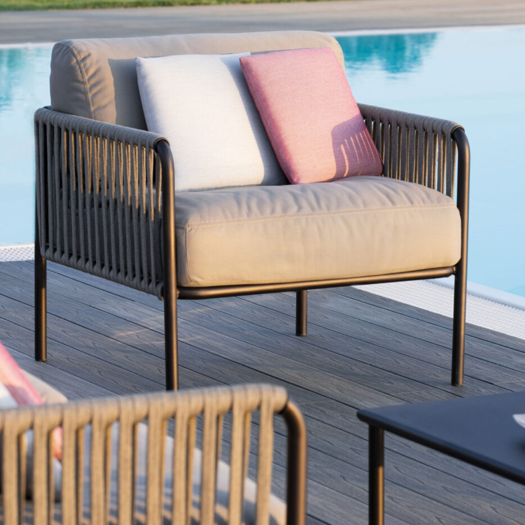 Sillón "Key West" de cuerda con respaldo bajo y cojín 80x80 cm 64h