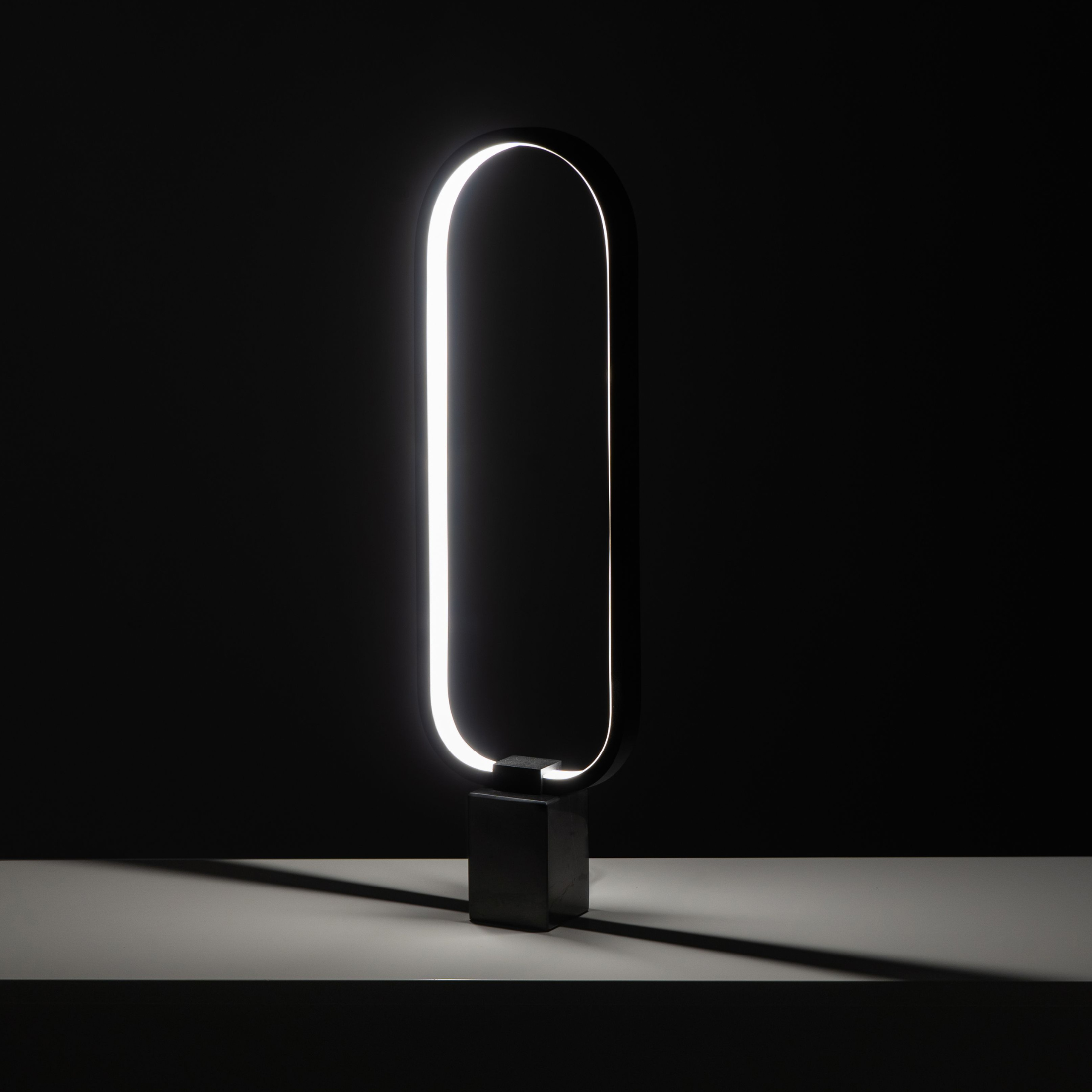 Lampada LED in metallo con base in marmo "Ciak" da terra e tavolo