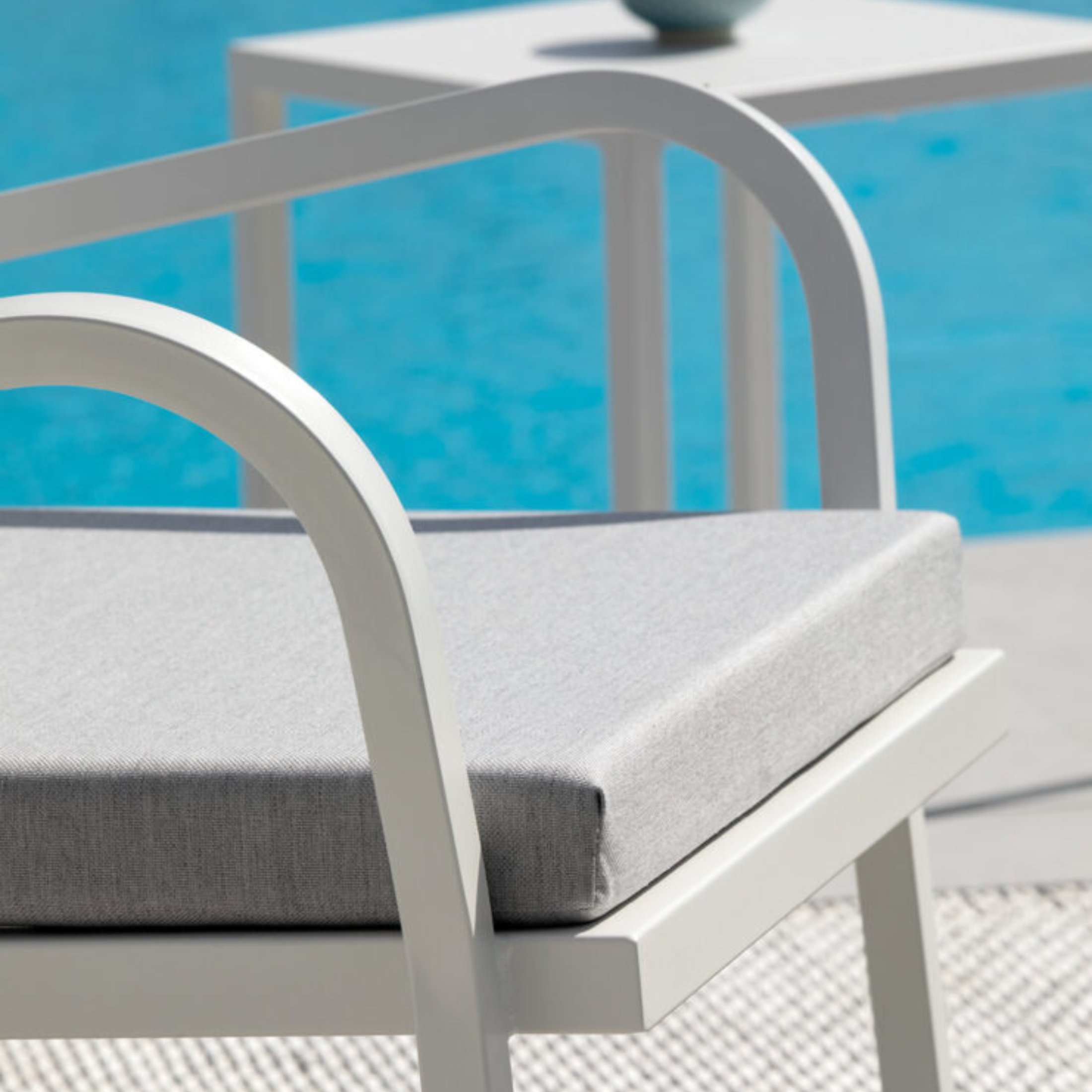 Set di poltrone moderne "Alice" basse in metallo impilabili da giardino cm 65x63 77h