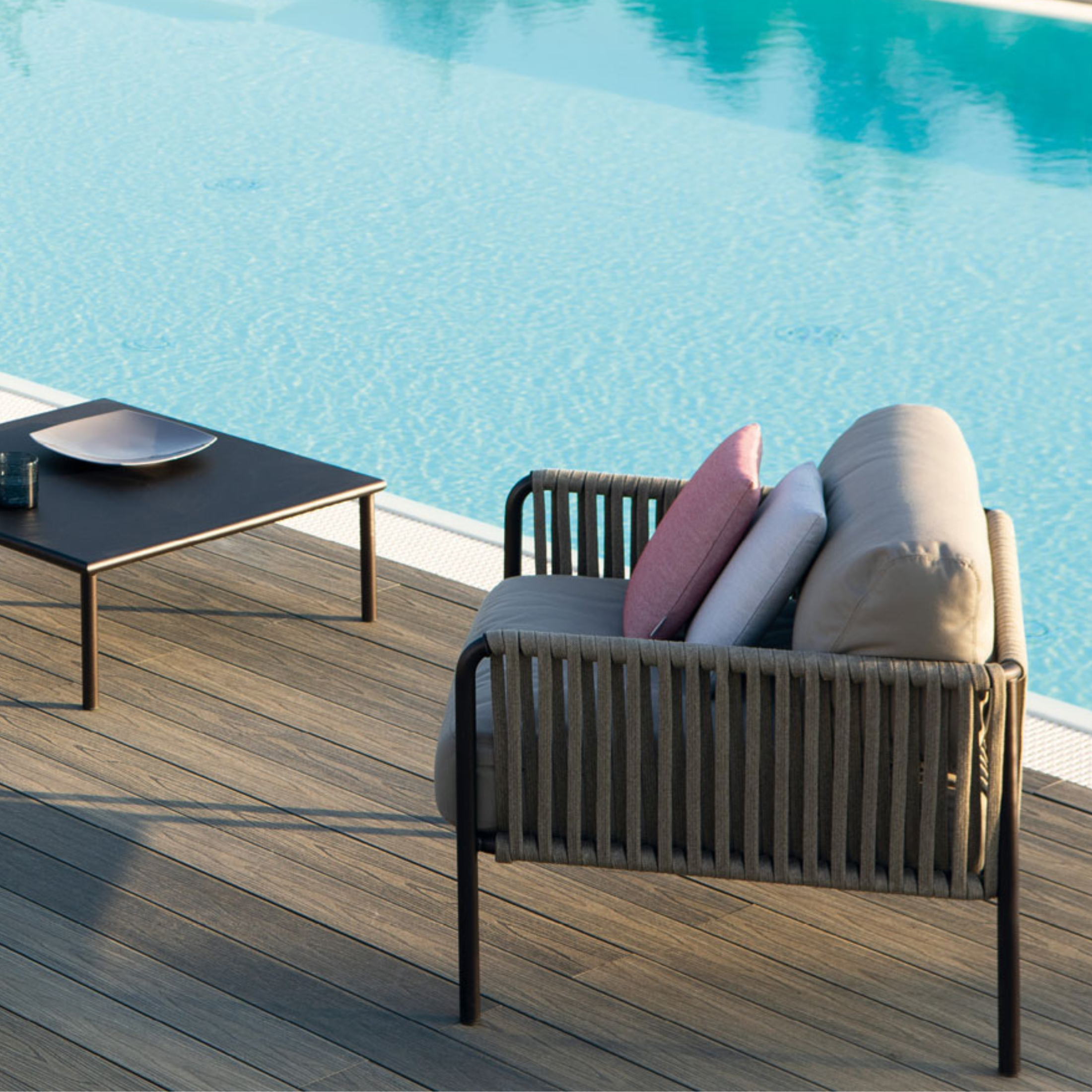 Sillón "Key West" de cuerda con respaldo bajo y cojín 80x80 cm 64h