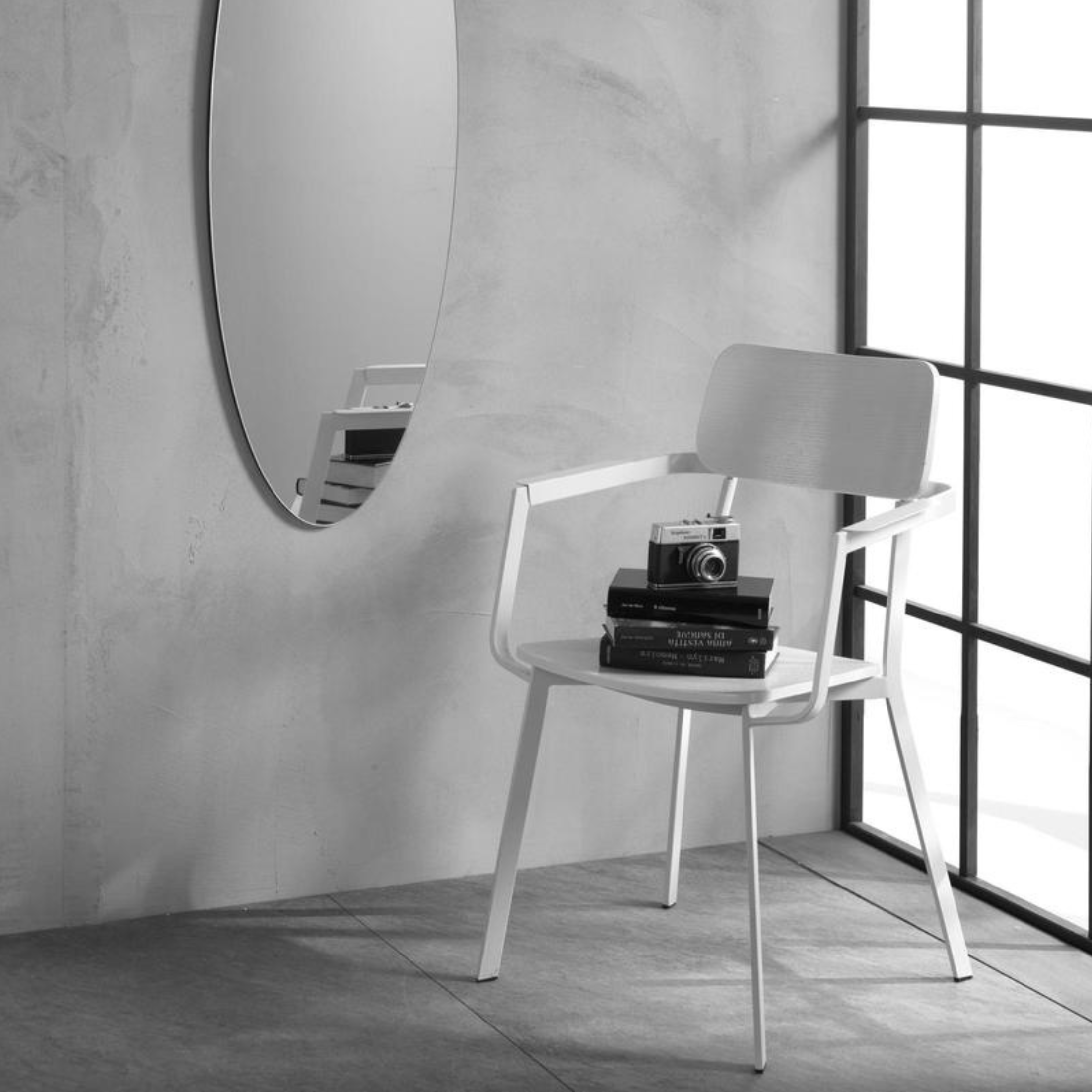 Set di sedie bianche moderne in legno laccato "Estia" con braccioli e struttura in metallo cm 51,5x61 82h