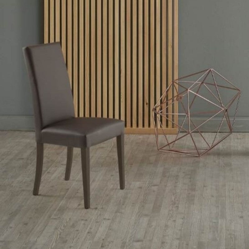 Set di sedie da pranzo "Nancy" imbottite in ecopelle con gambe in legno cm 47x47 101h