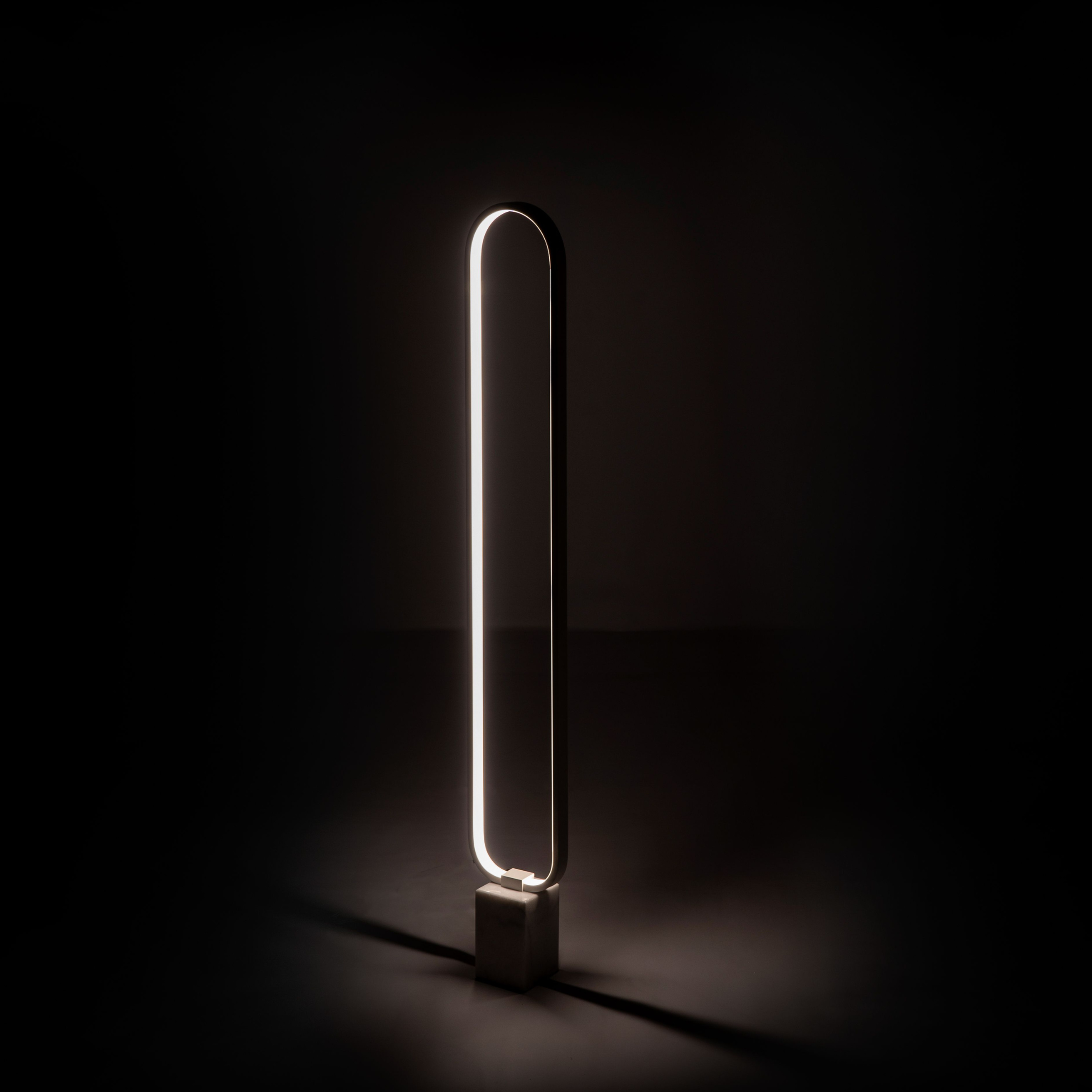 Lampada LED in metallo con base in marmo "Ciak" da terra e tavolo