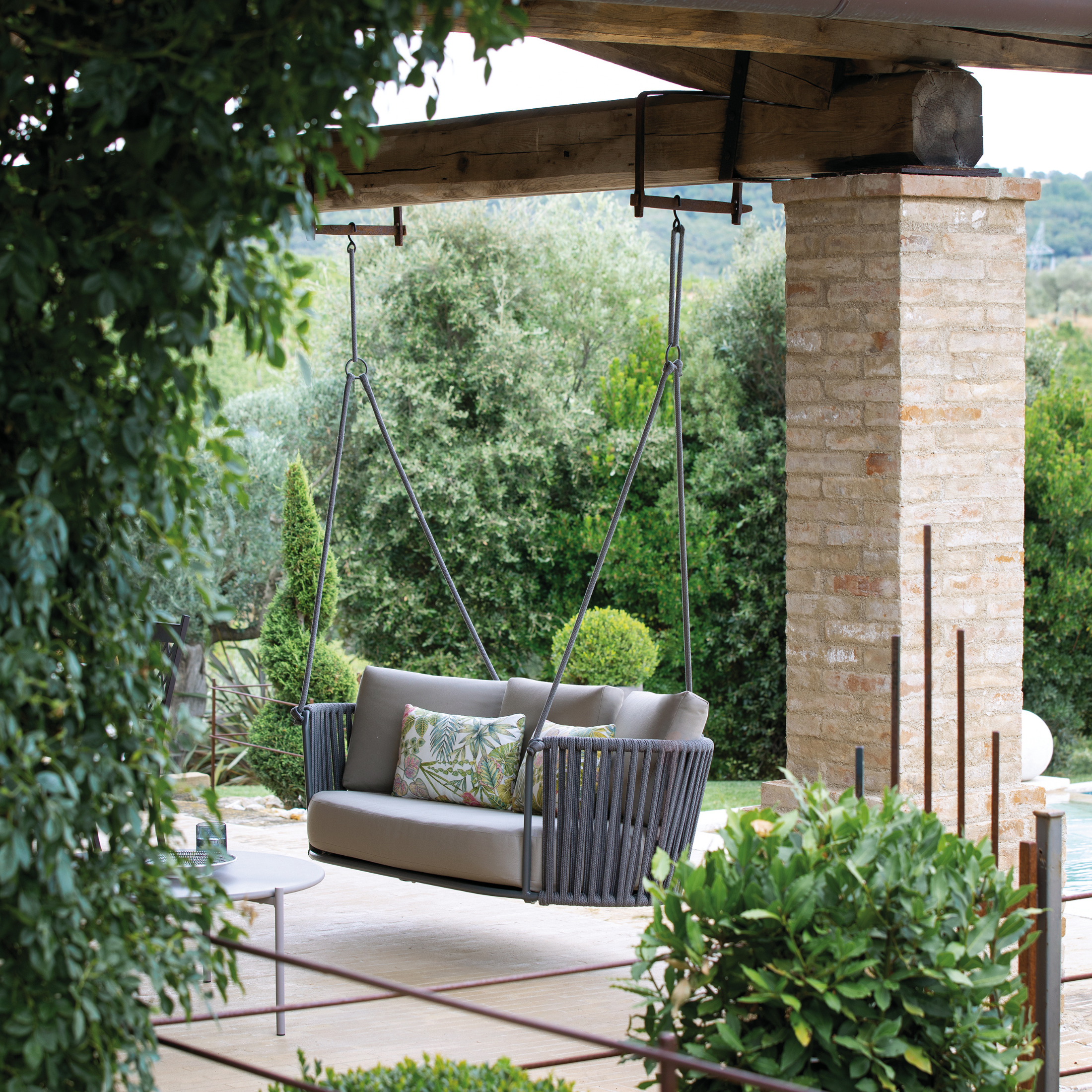 Sillón colgante de cuerda y metal pintado "Daisy Rope" jardín moderno