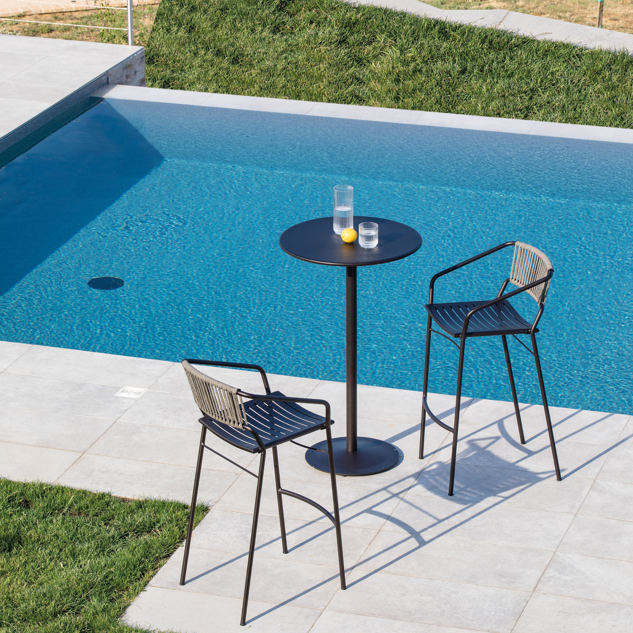 Sgabello alto in metallo zincato "Slot" da giardino impilabile cm 54x60 100h