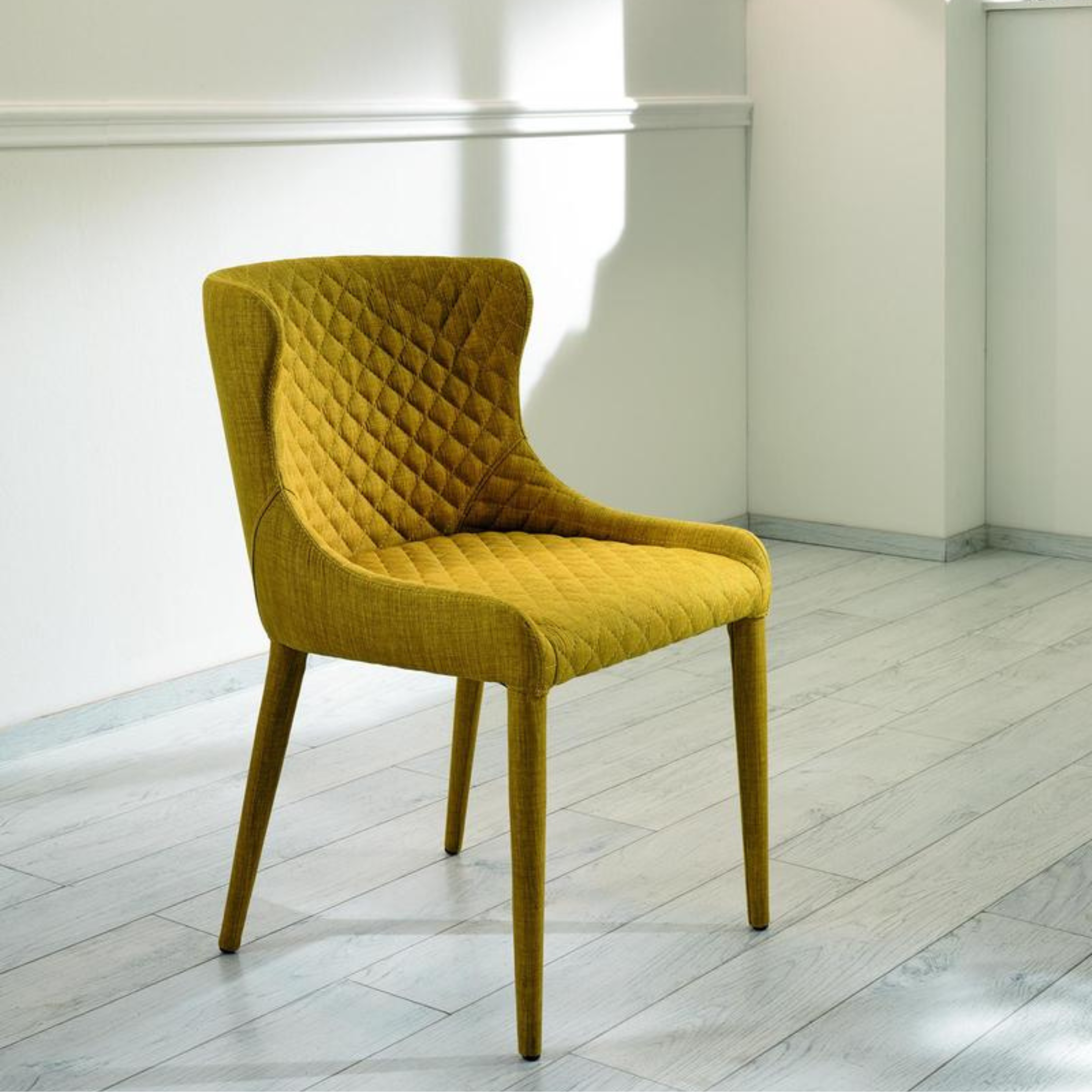 Poltrona imbottita in tessuto "Afro" con gambe in metallo cm 50,5x58 83h