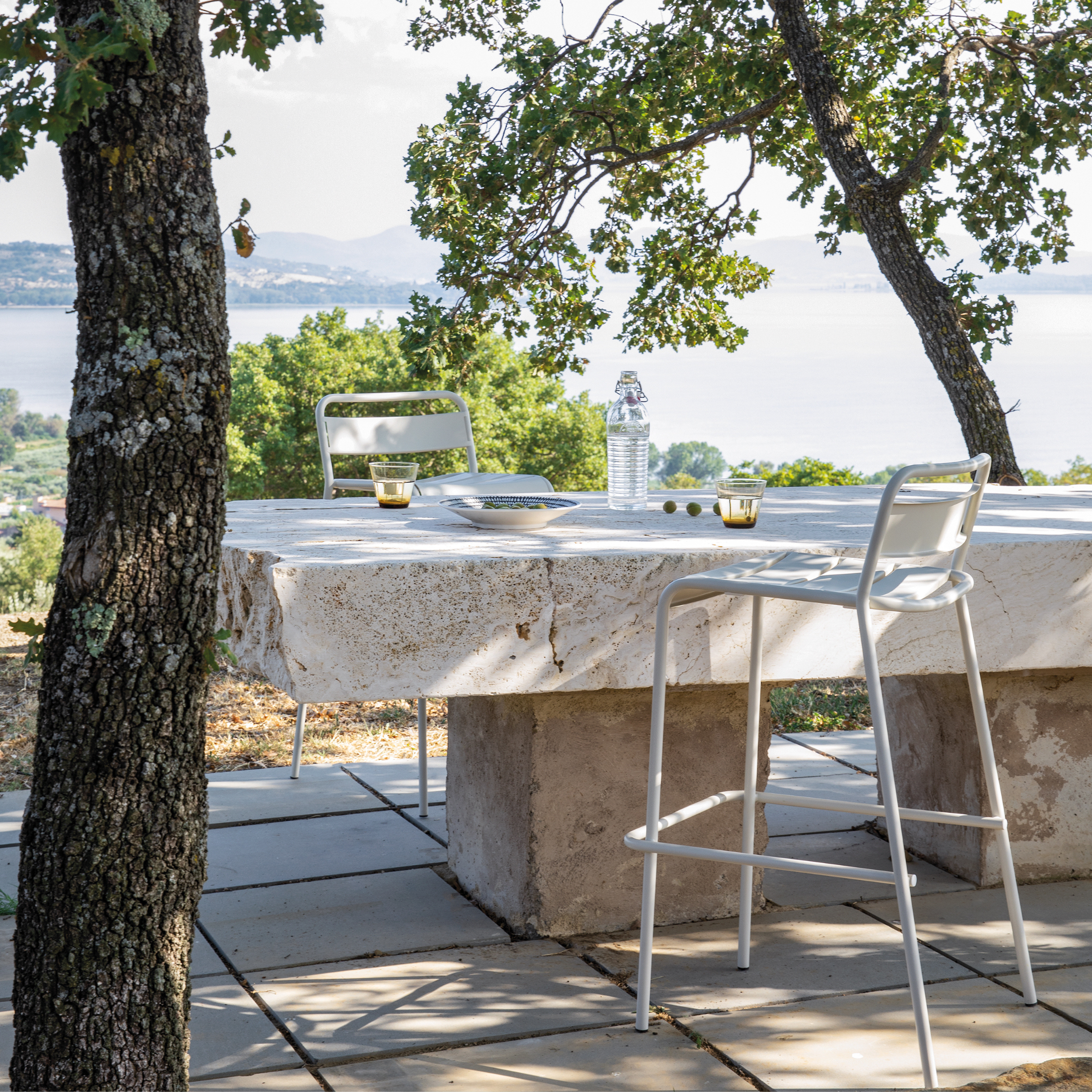 Tabouret haut en métal peint "Twist" empilable pour jardin 45x47 cm 95h