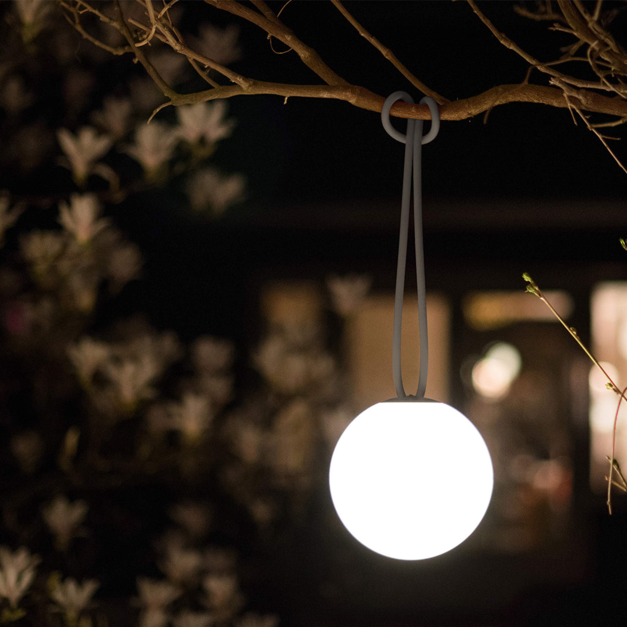 Juego de 2 lámparas LED suspendidas a pilas "Bolleke" de HDPE con gancho de goma 20x20 cm