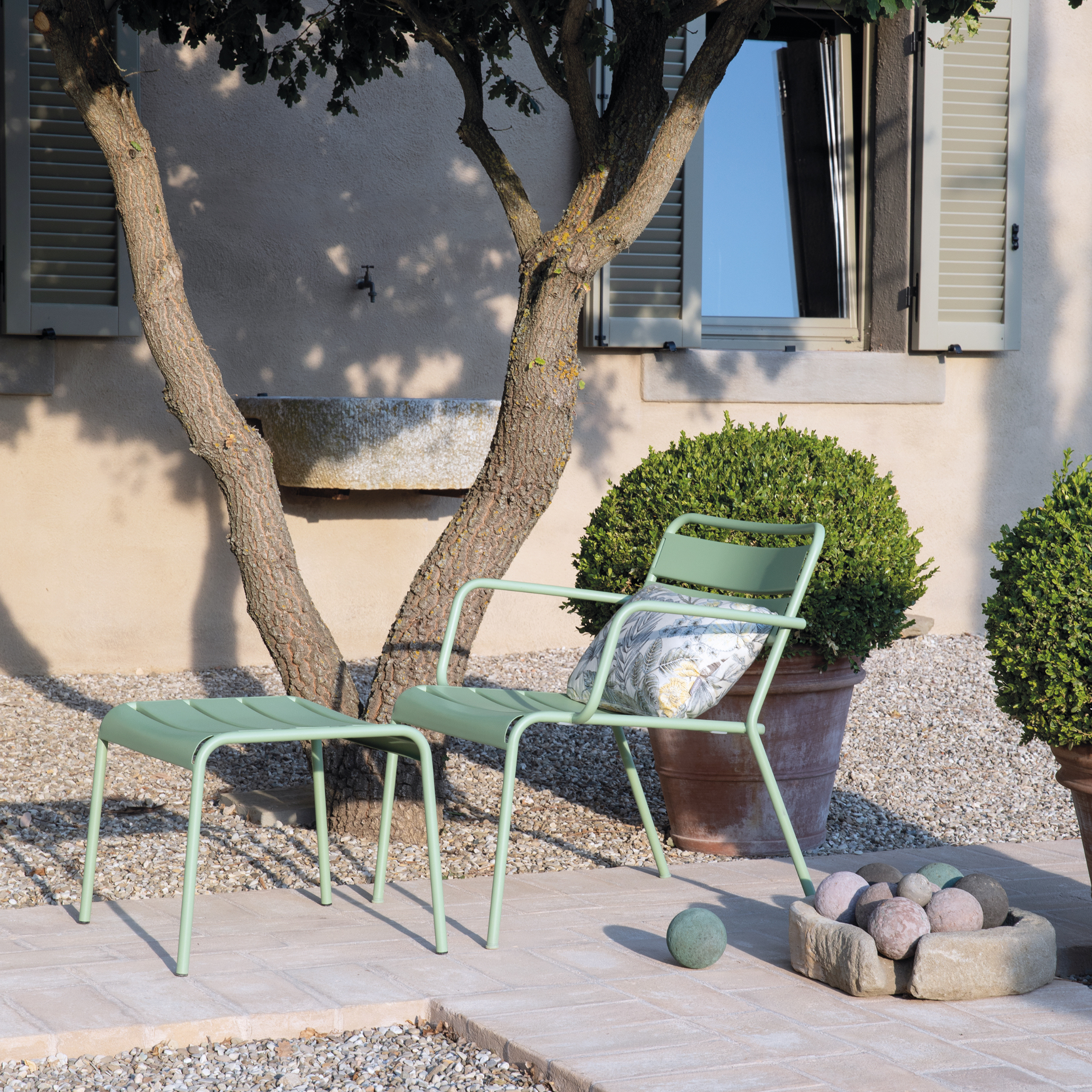 Repose-pieds "Twist" en métal peint, tabouret bas de jardin 126x57 cm 88h