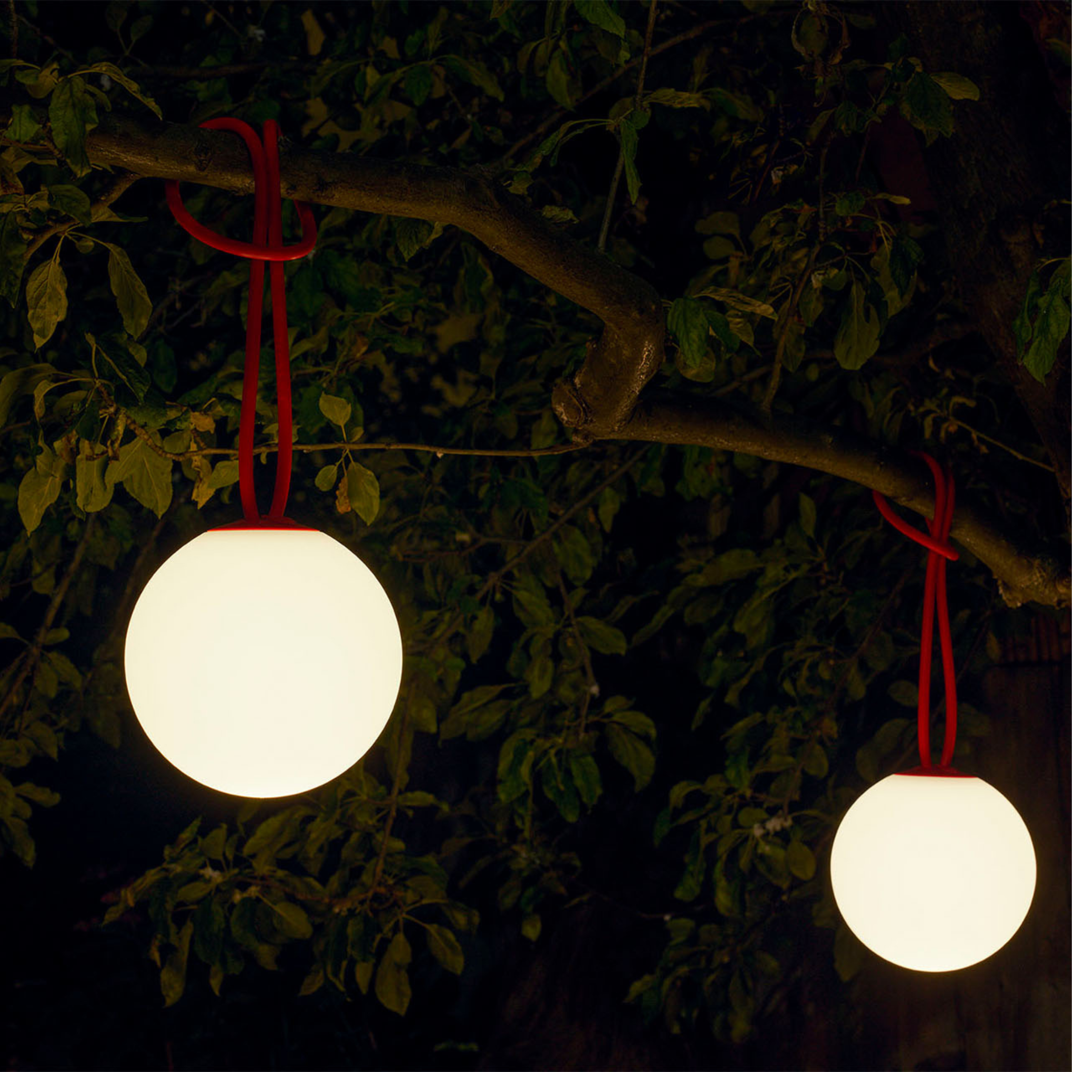 Juego de 2 lámparas LED suspendidas a pilas "Bolleke" de HDPE con gancho de goma 20x20 cm