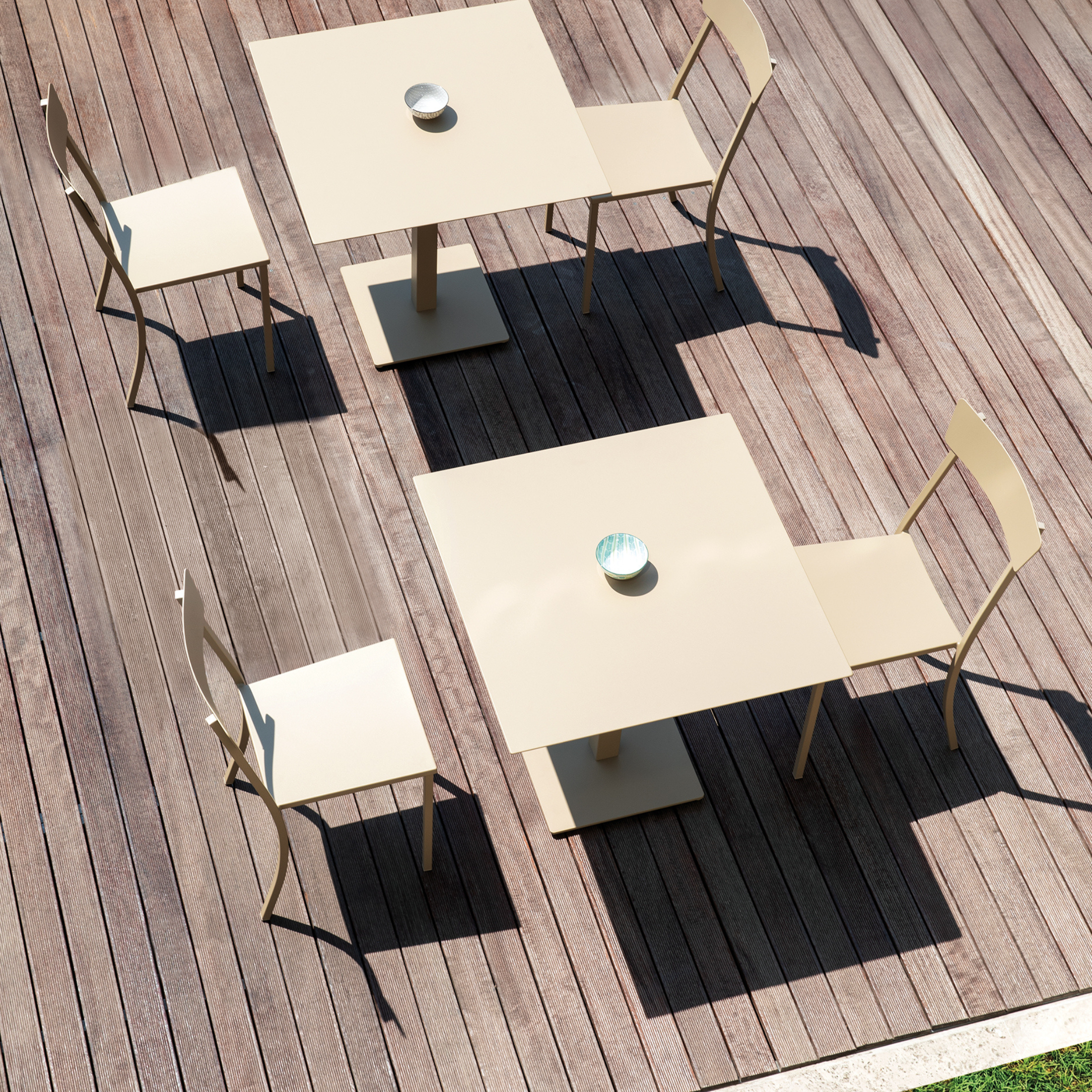 Set di sedie moderne in metallo verniciato "Mogan" da giardino impilabili cm 47x52 85h