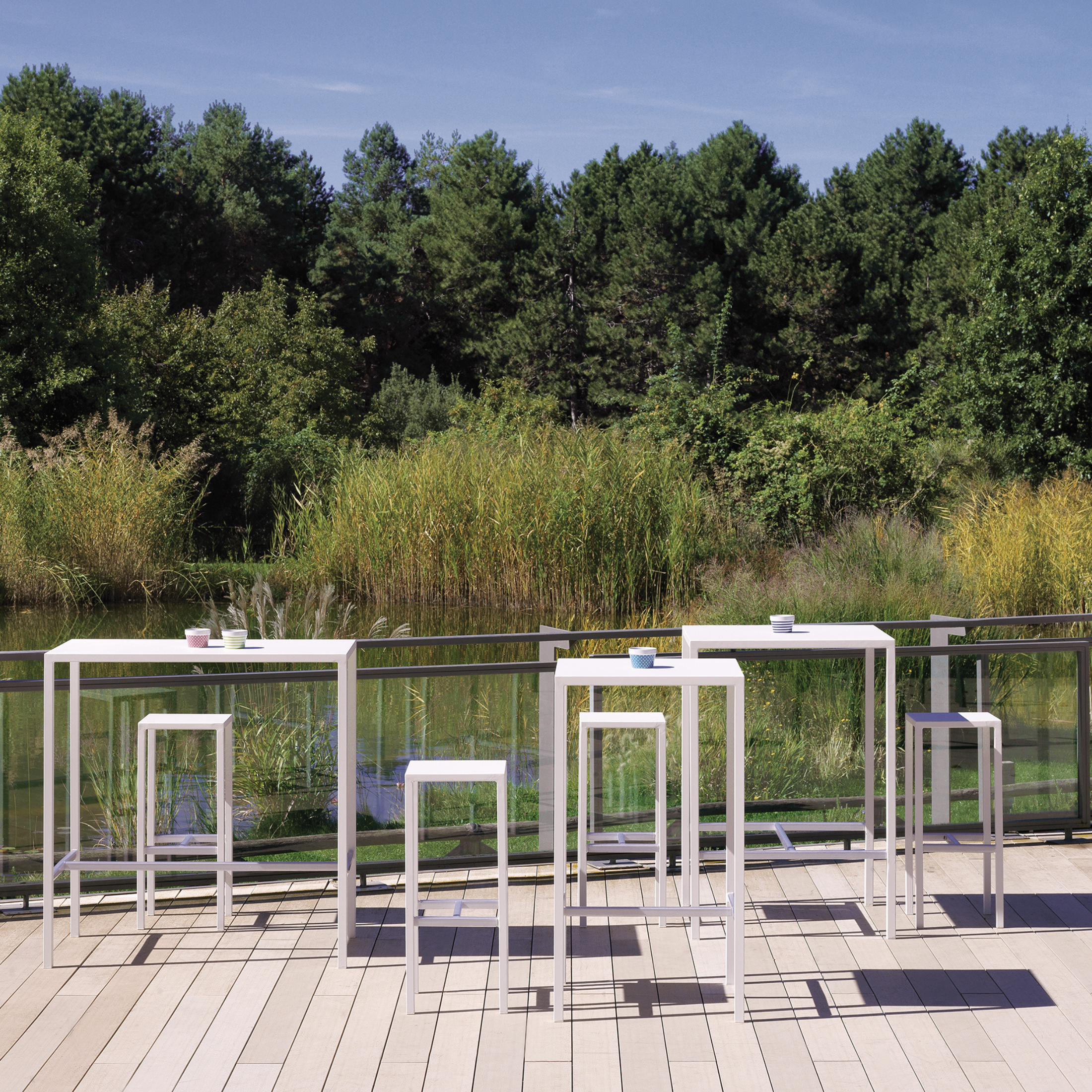 Tavolo alto quadrato in metallo verniciato "Quatris" da bar e giardino moderno