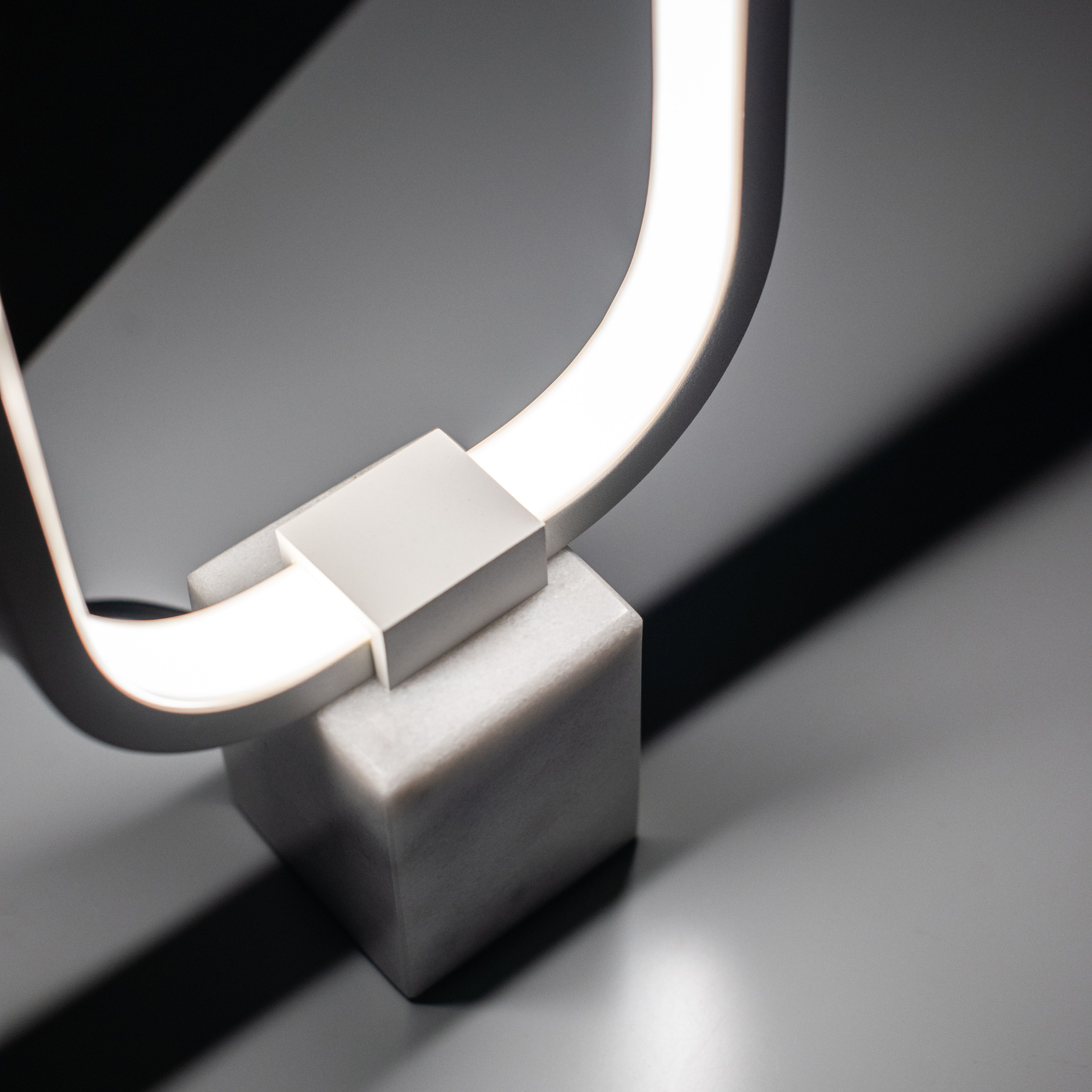 Lampada LED in metallo con base in marmo "Ciak" da terra e tavolo