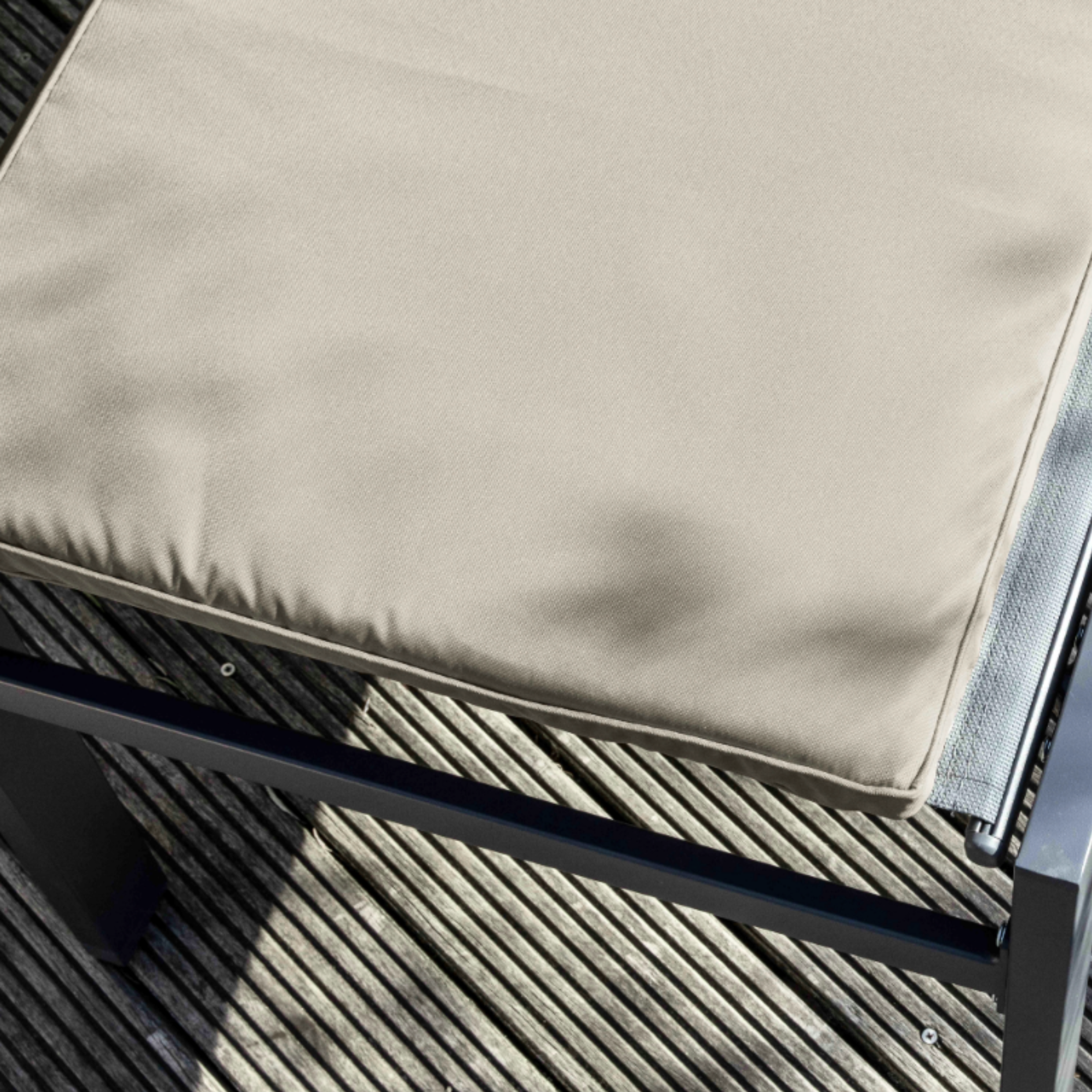 Cojines de espuma de poliuretano desenfundables e hidrófugos, forrados con volantes, cremallera y cordones de poliéster, de 5 cm de espesor