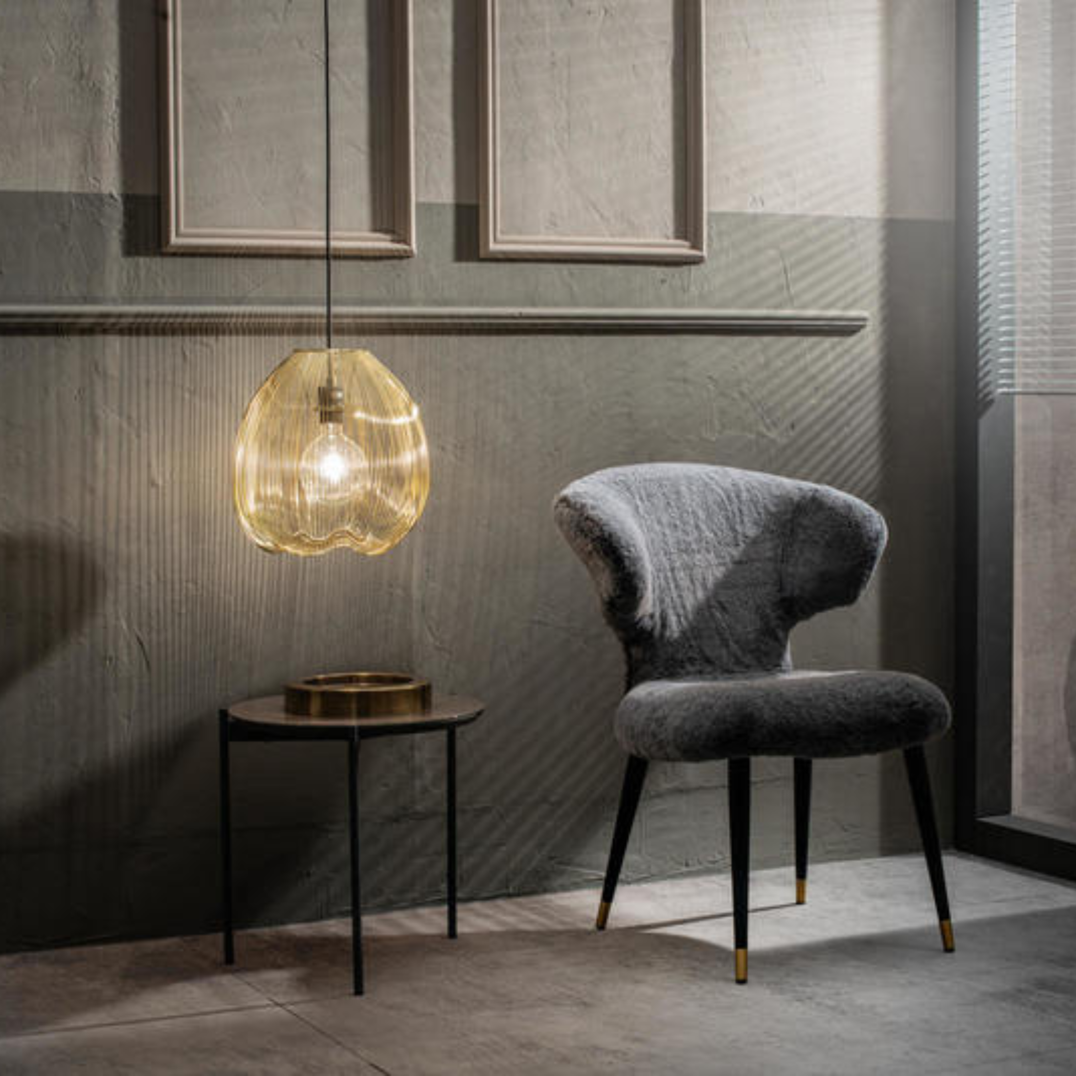 Sillón acolchado de pelo sintético "Fury" con patas de metal 66x64 cm 87h