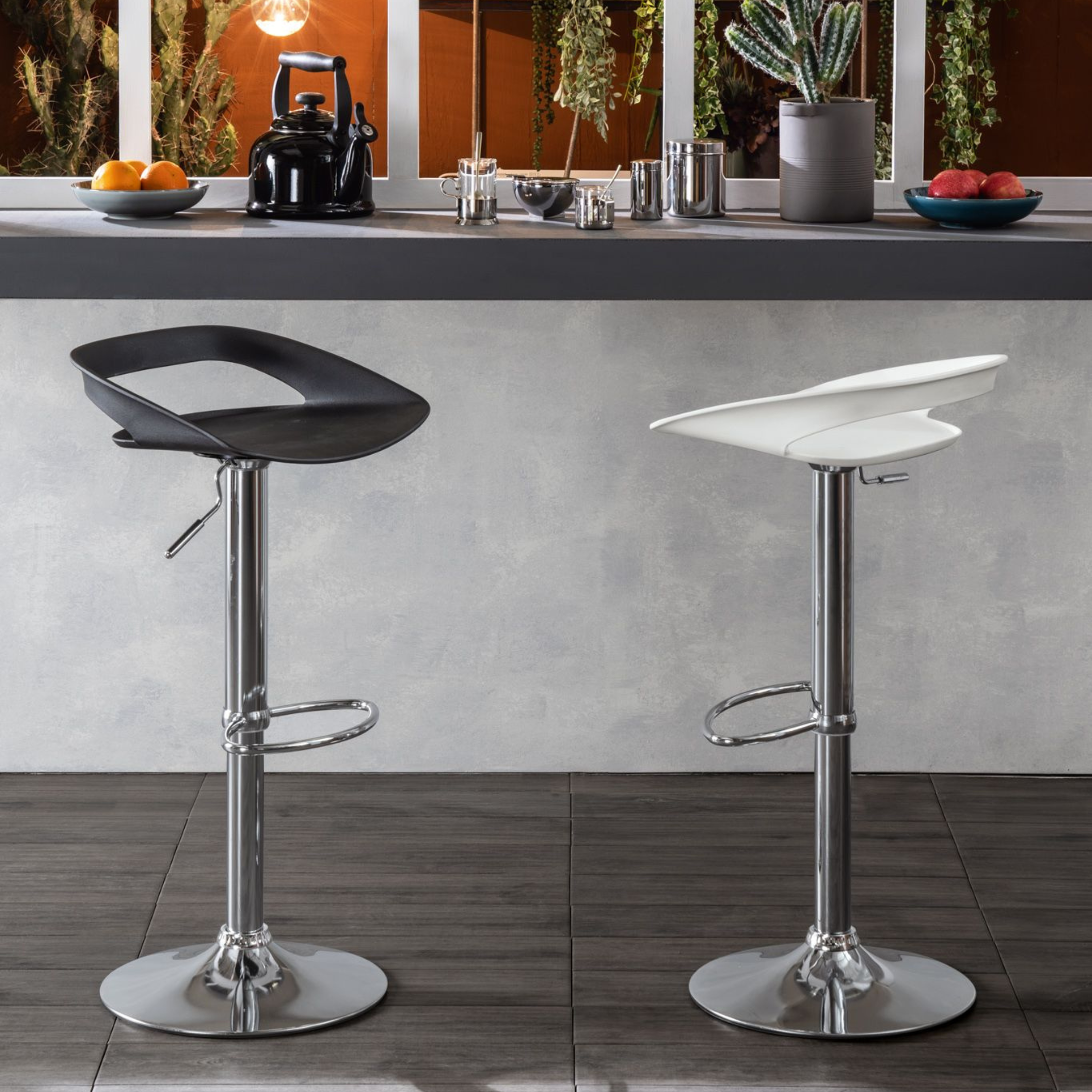 Set di sgabelli alti "Glenda" in polipropilene elevazione a gas poggiapiedi cm 40x40 69h