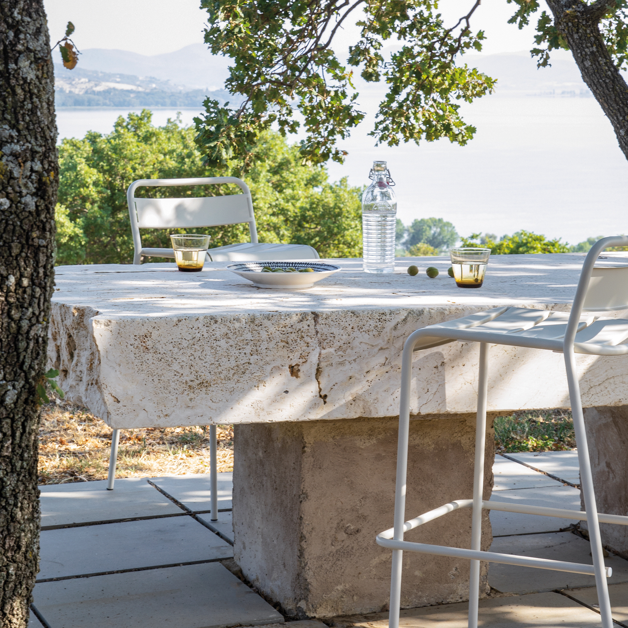 Sgabello alto in metallo verniciato "Twist" impilabile da giardino cm 45x47 95h