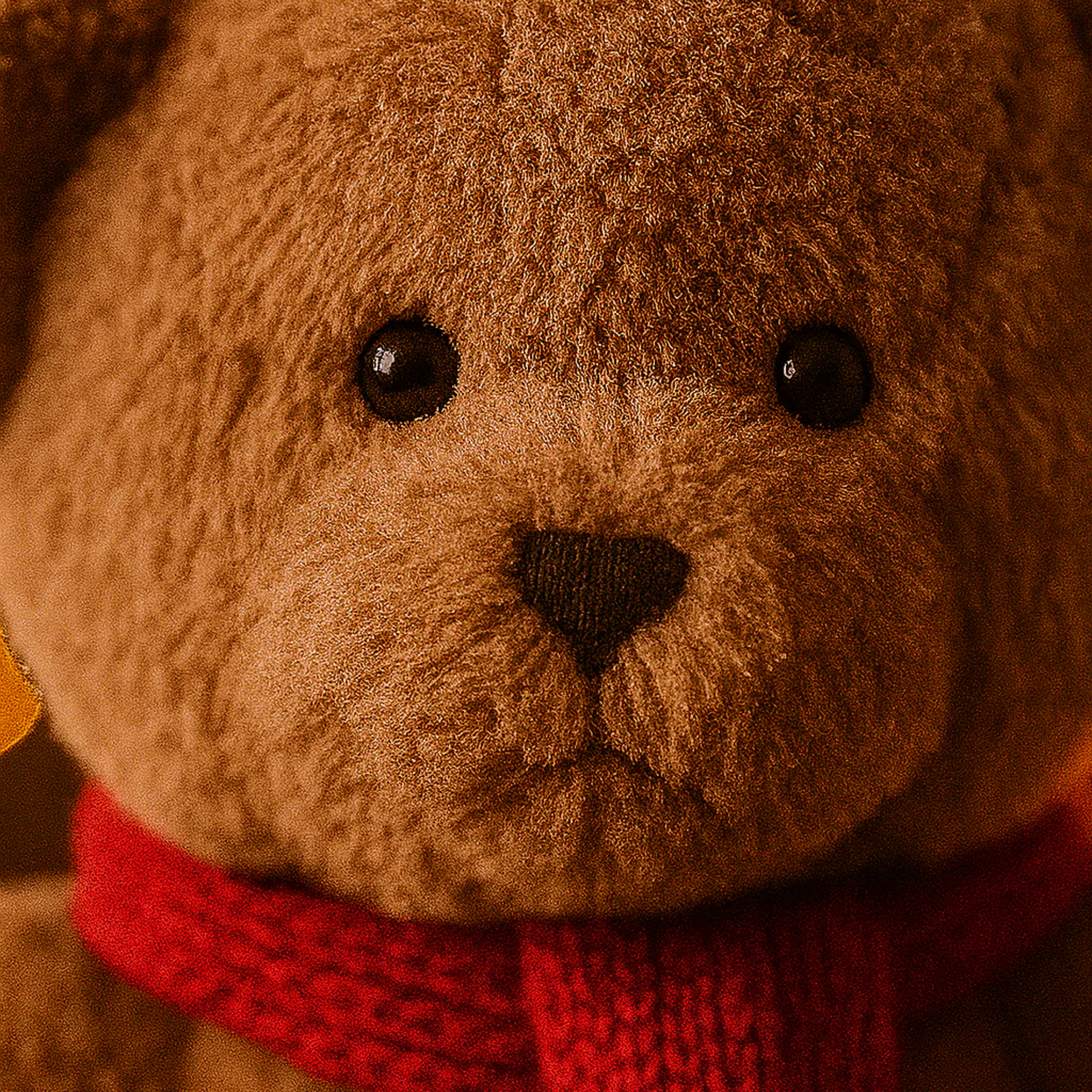 Orsacchiotto con sciarpa in maglia rossa, decorazione natalizia cm 30x25 30h