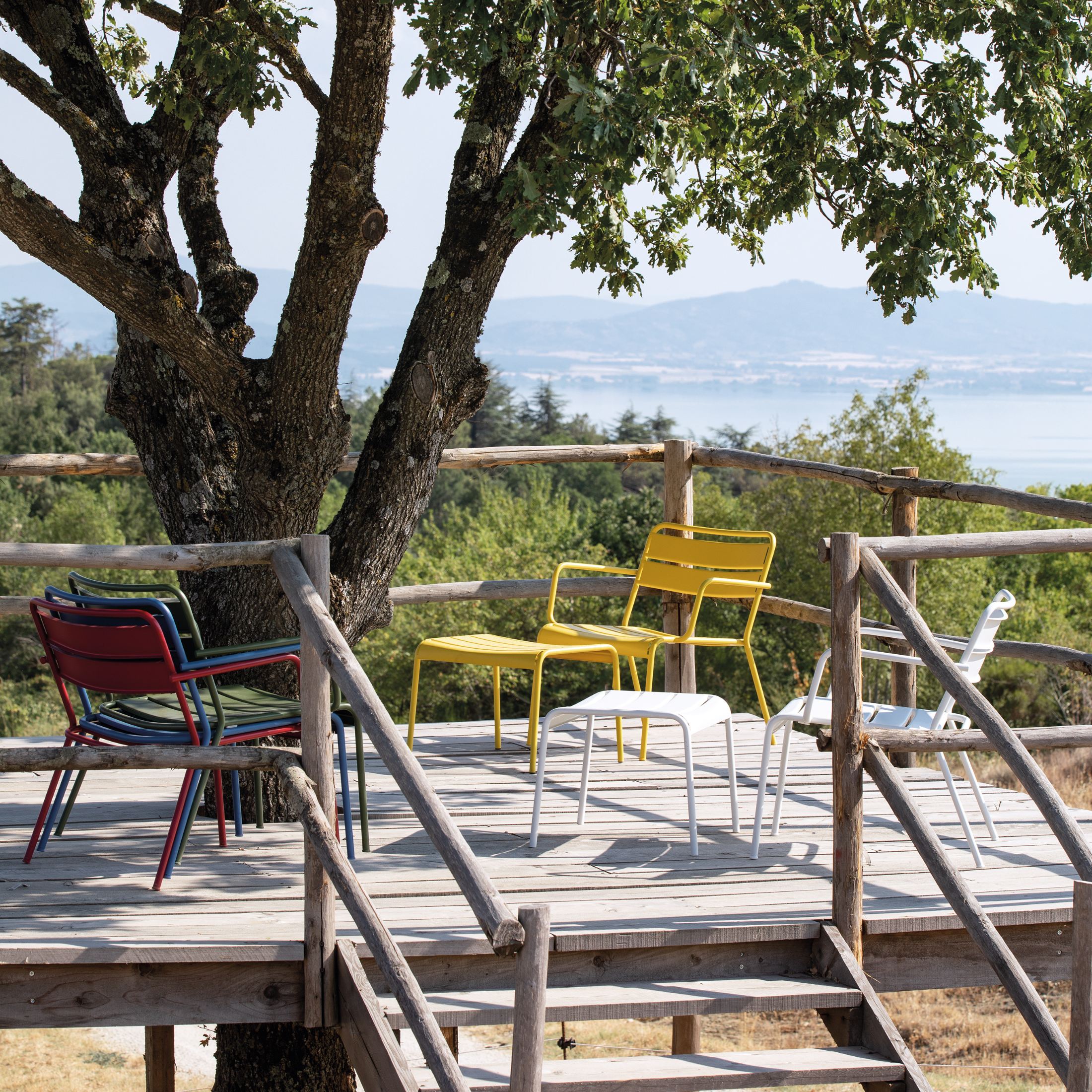 Repose-pieds "Twist" en métal peint, tabouret bas de jardin 126x57 cm 88h