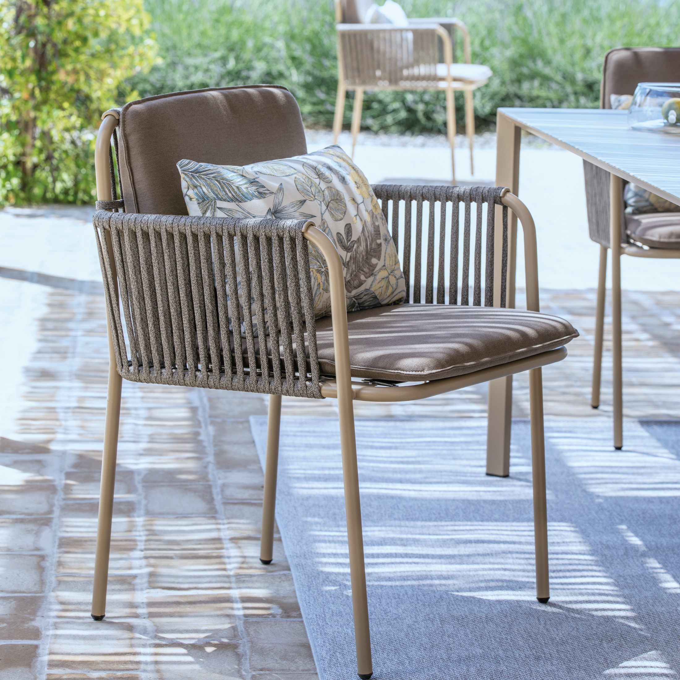 Ensemble fauteuil lounge avec coussin et dossier en corde "Key West" empilable 62x66 cm 85h