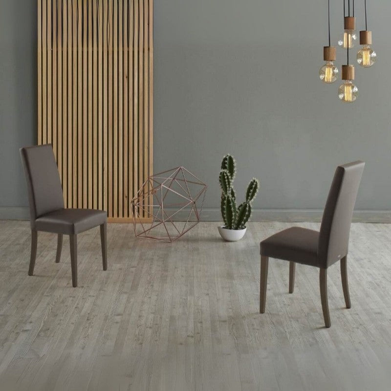 Set di sedie da pranzo "Nancy" imbottite in ecopelle con gambe in legno cm 47x47 101h