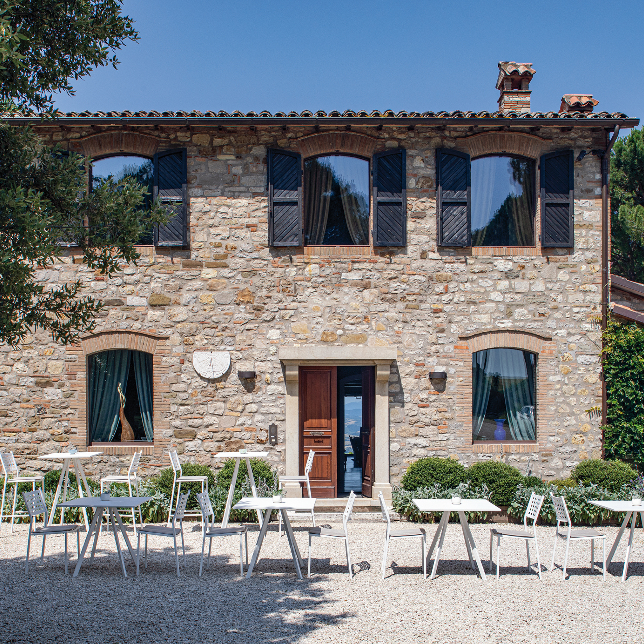 Sgabello in metallo moderno impilabile da giardino "Alice" cm 44x51 107h