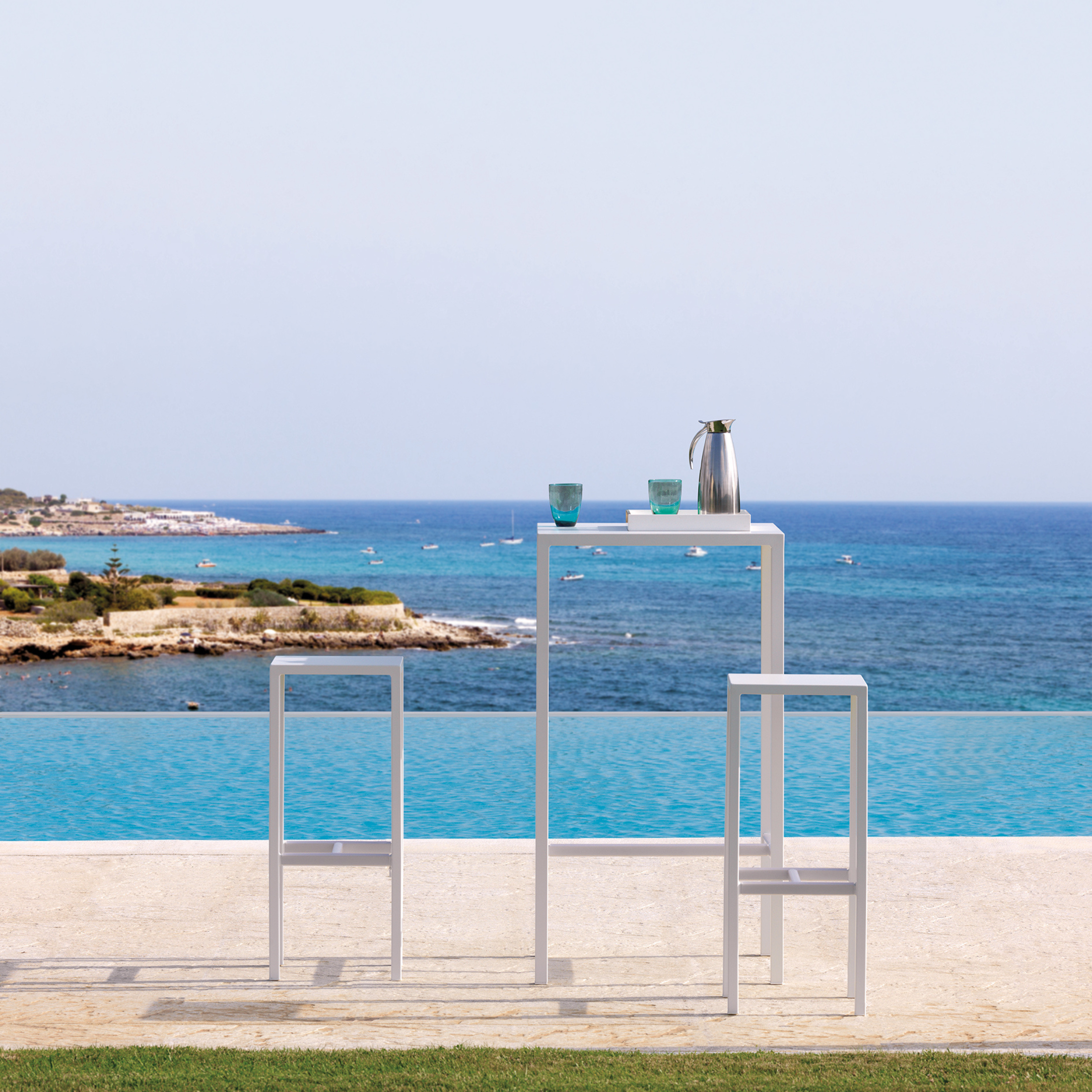 Tavolo alto quadrato in metallo verniciato "Quatris" da bar e giardino moderno