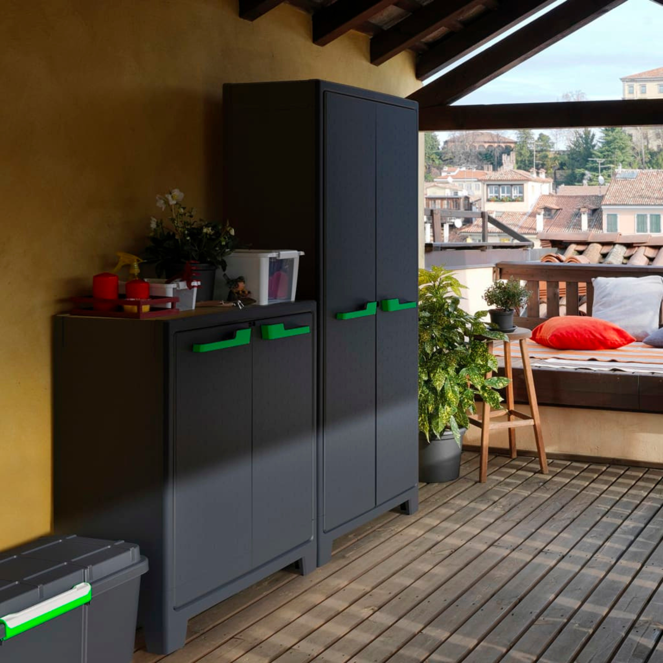 Armadio in resina da giardino "Mody" con ripiani interni e piedini rialzati