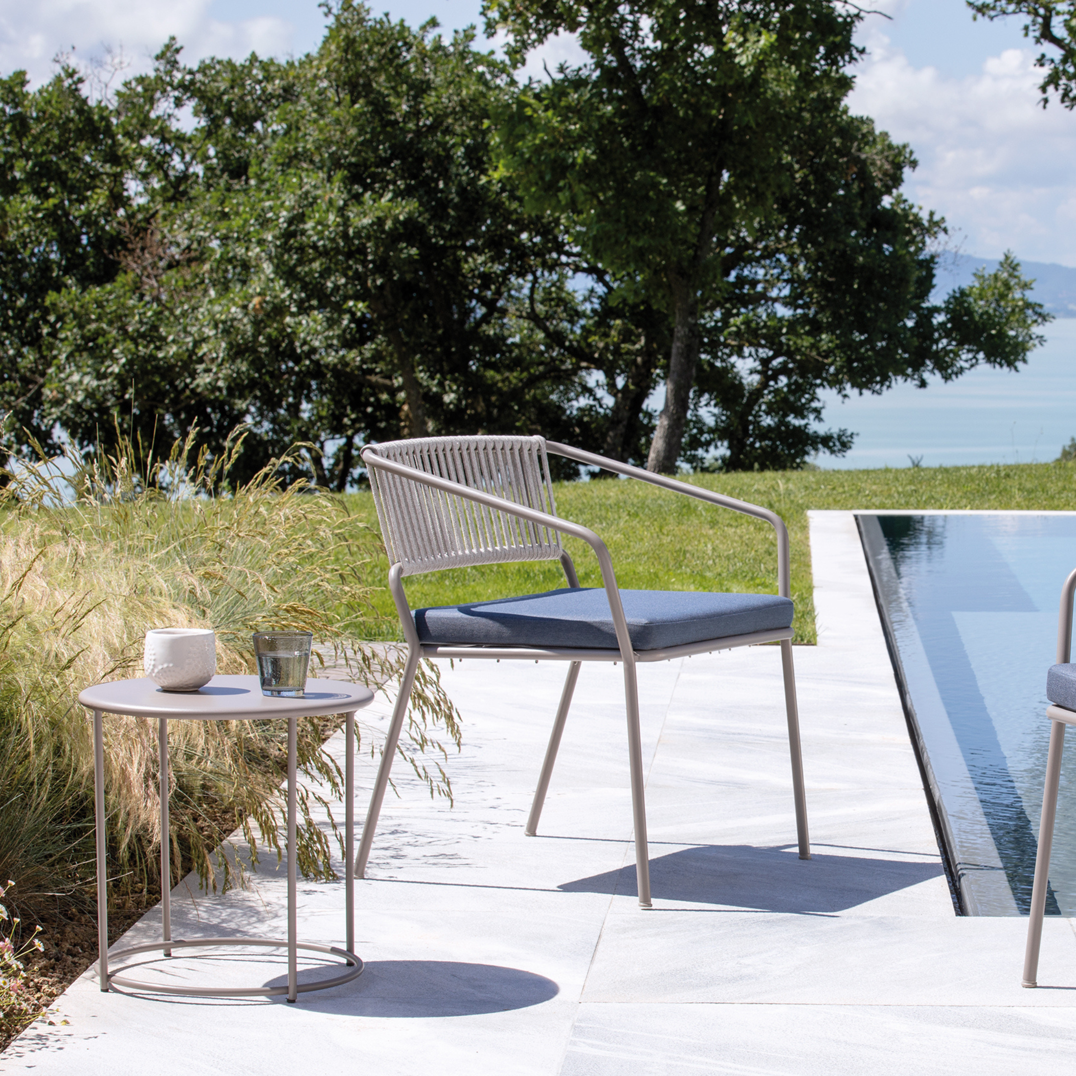 Table ronde en métal "Daisy" table basse pour jardin h 45 cm