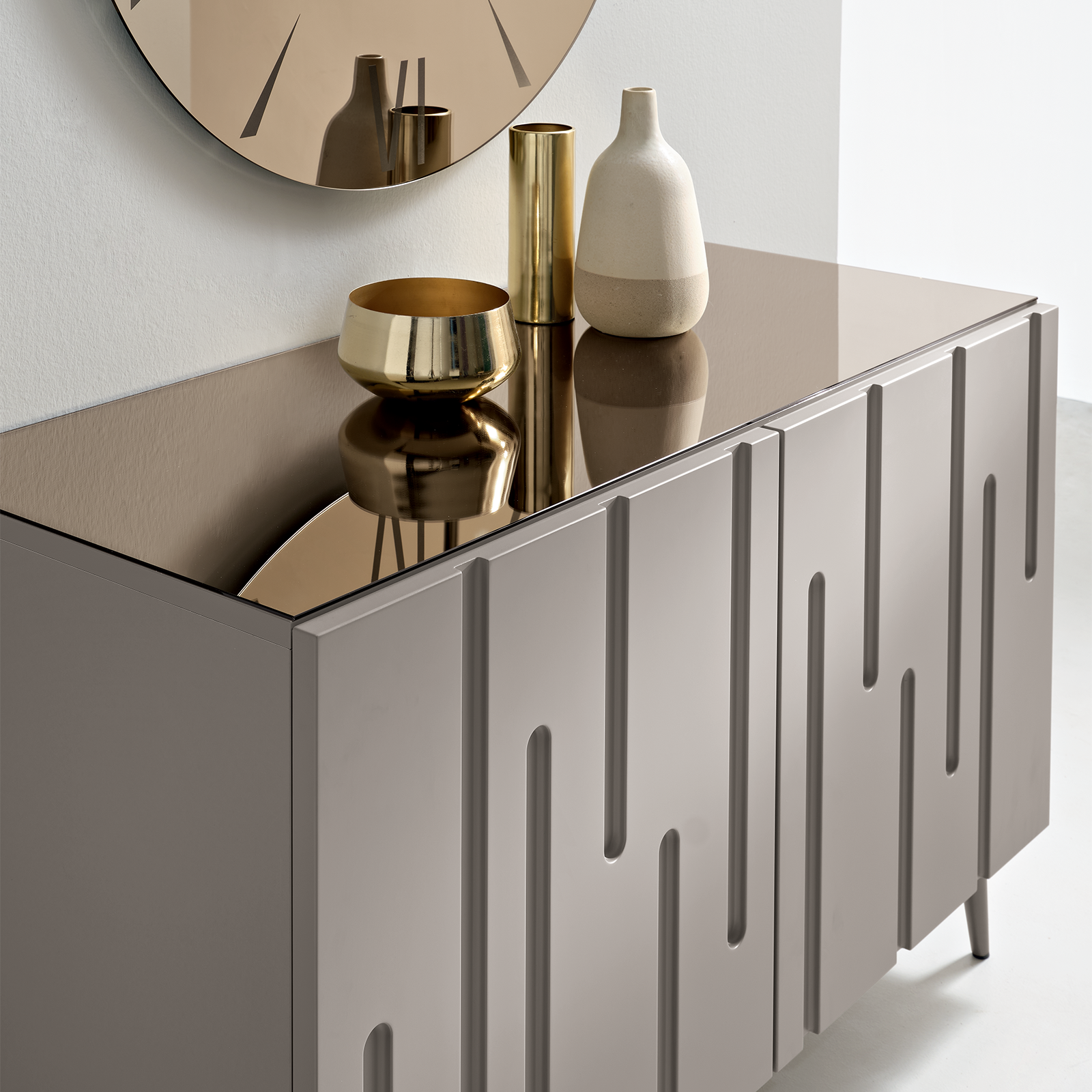 Madia tortora "Lira" con ante in MDF laccato e scocca in nobilitato con top bronzo e 5 piedini