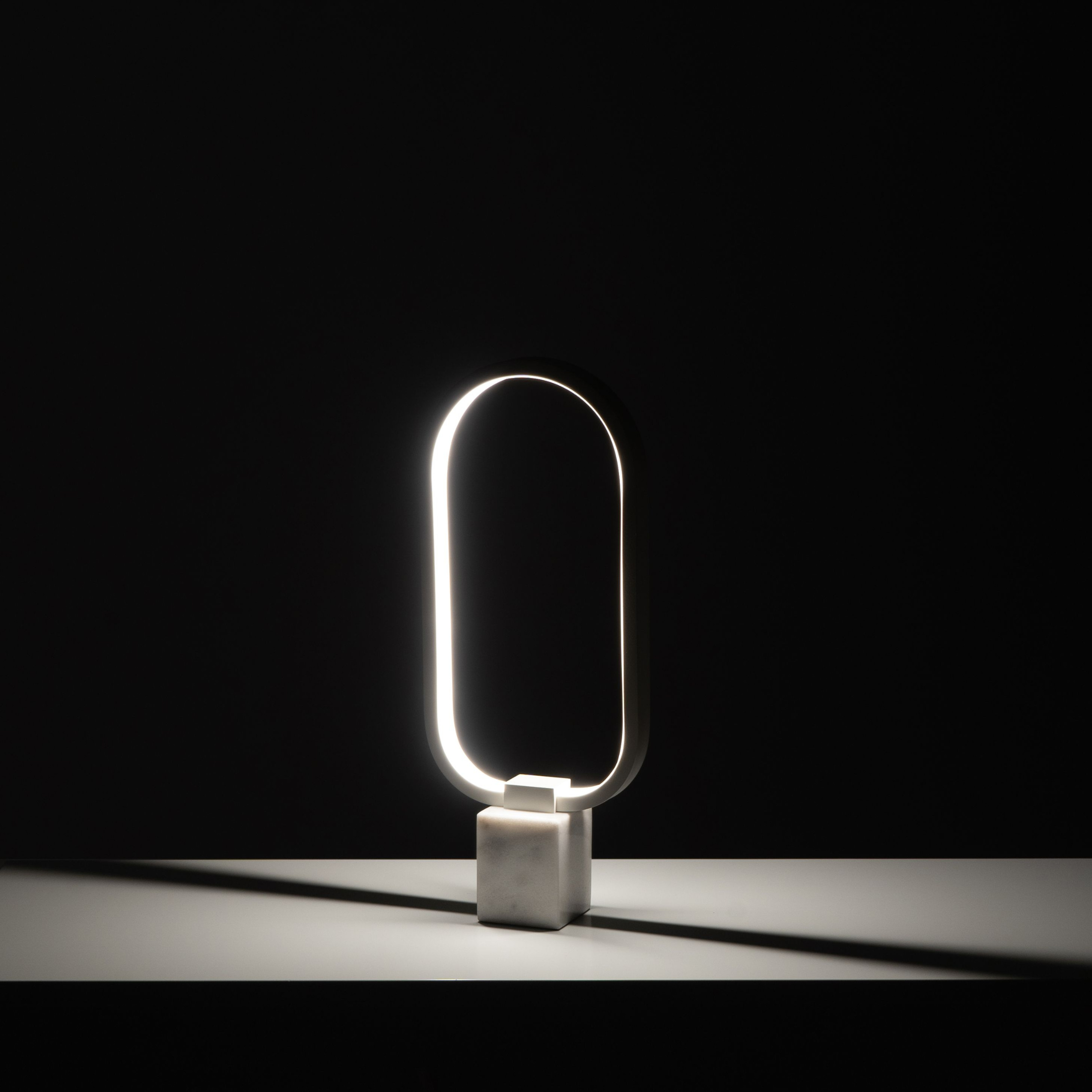 Lampada LED in metallo con base in marmo "Ciak" da terra e tavolo