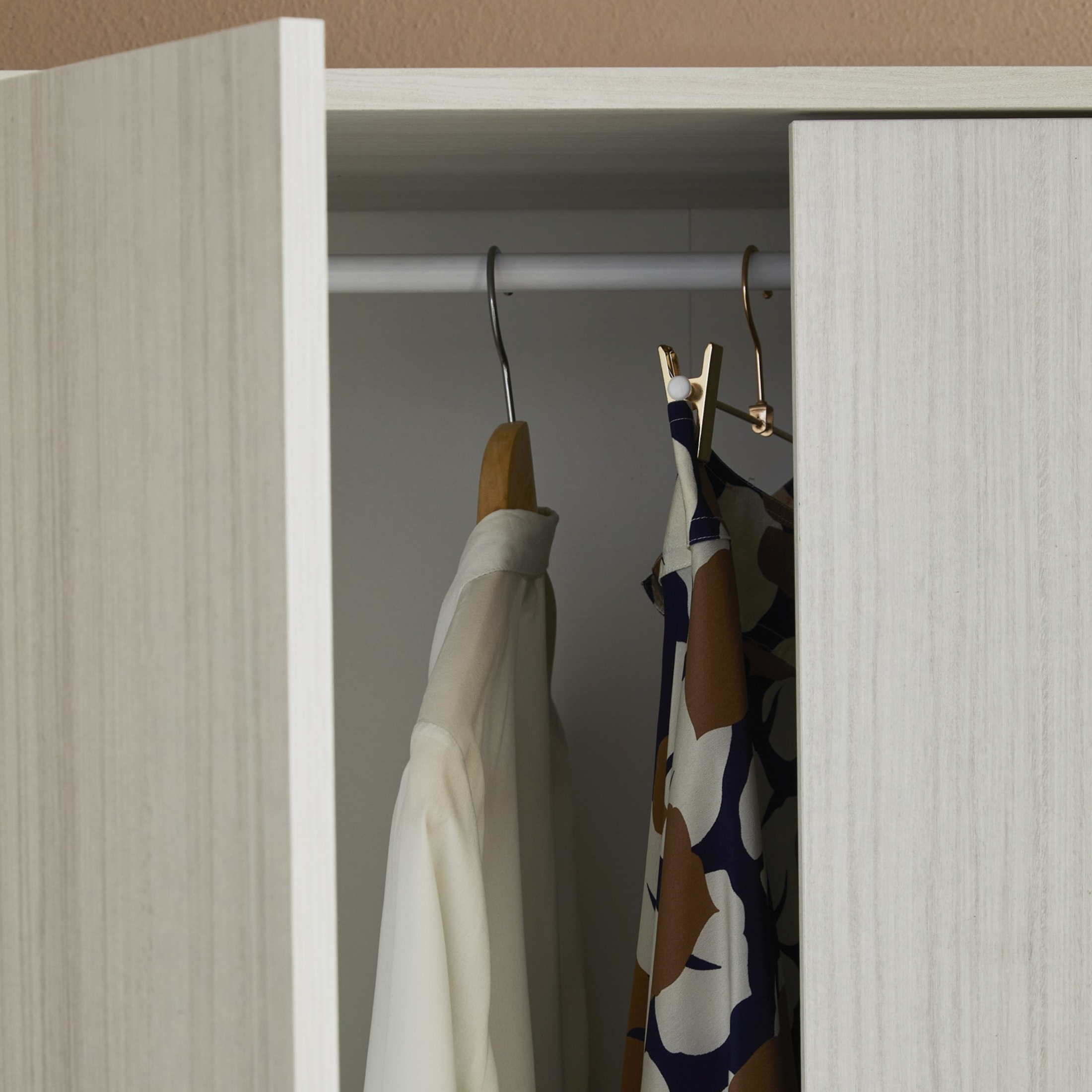 Armoire en bois "Bozza" avec 2 portes et 2 tiroirs 77x52 cm 182h