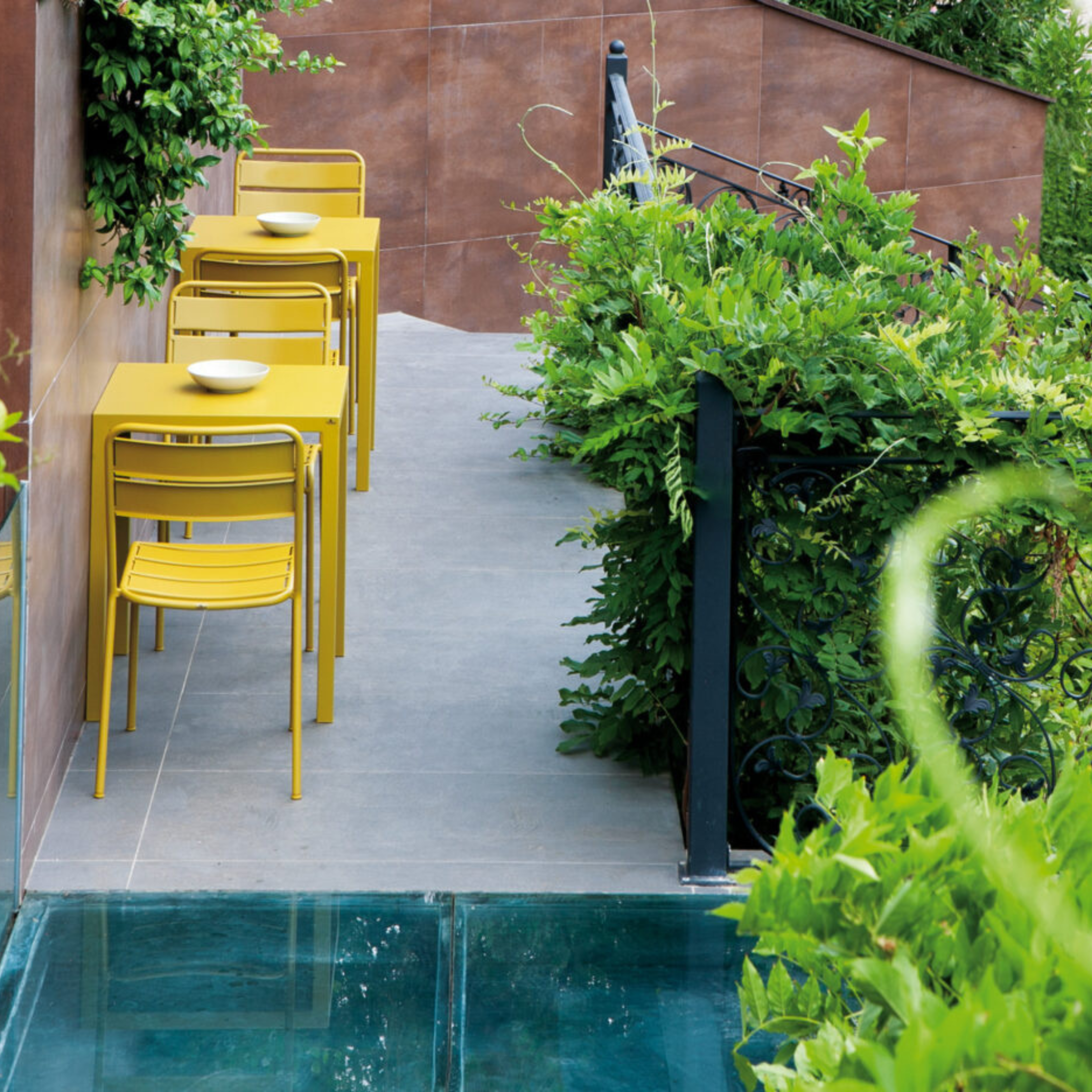 Set di sedie da giardino in metallo verniciato "Twist" moderne ed impilabili cm 45x57 86h