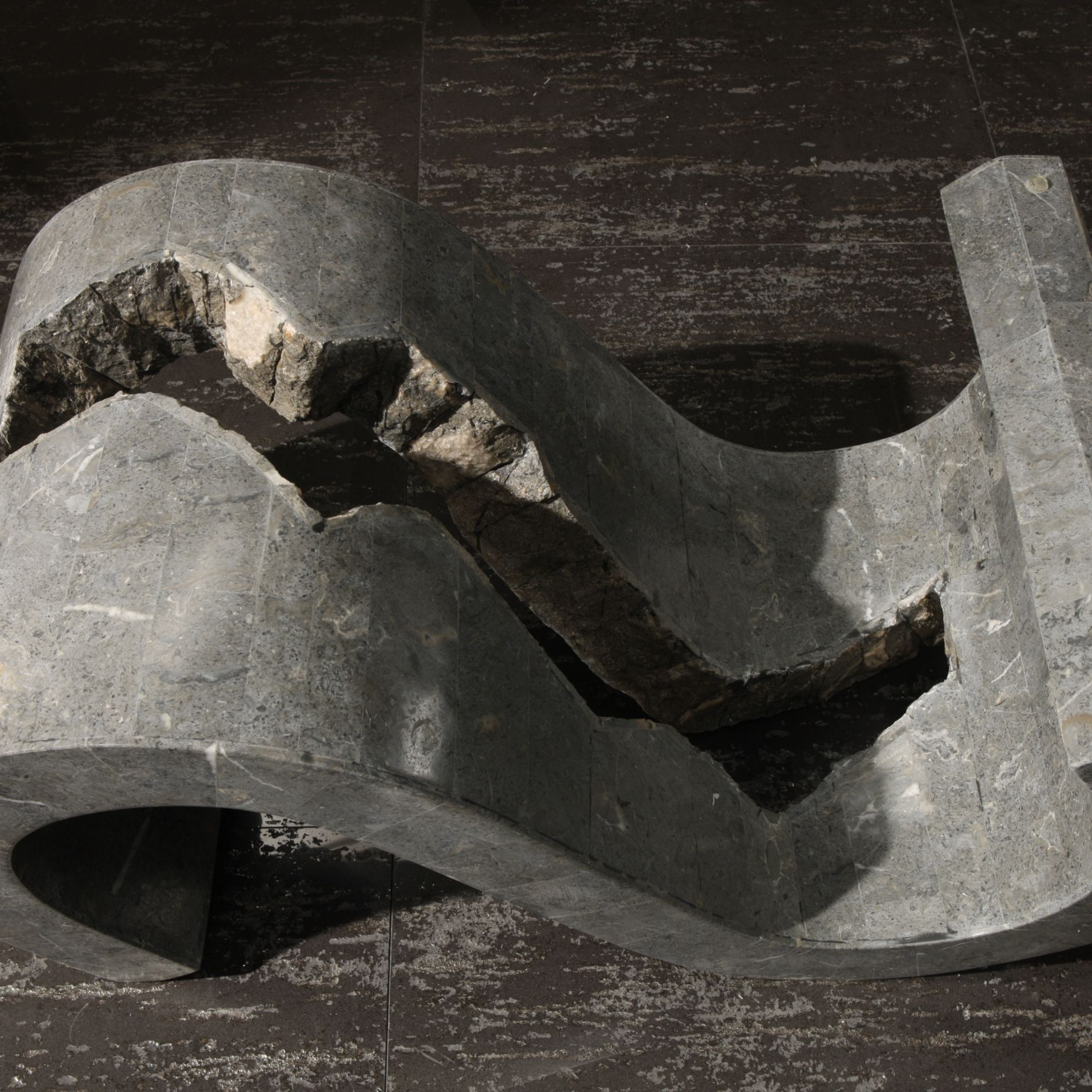 Tavolino basso in pietra fossile "Esse" top in vetro temperato cm 120x70 36h