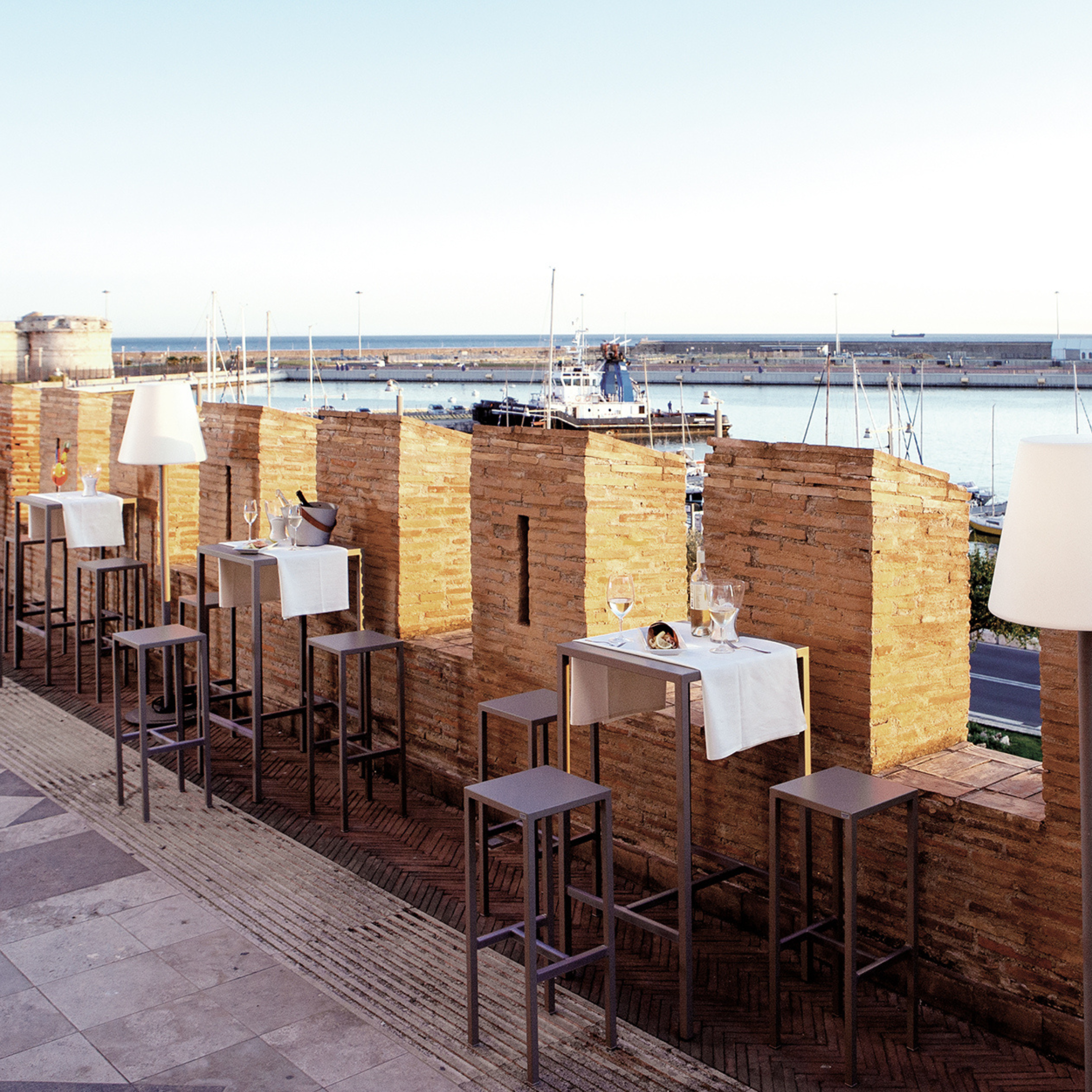 Tavolo alto quadrato in metallo verniciato "Quatris" da bar e giardino moderno