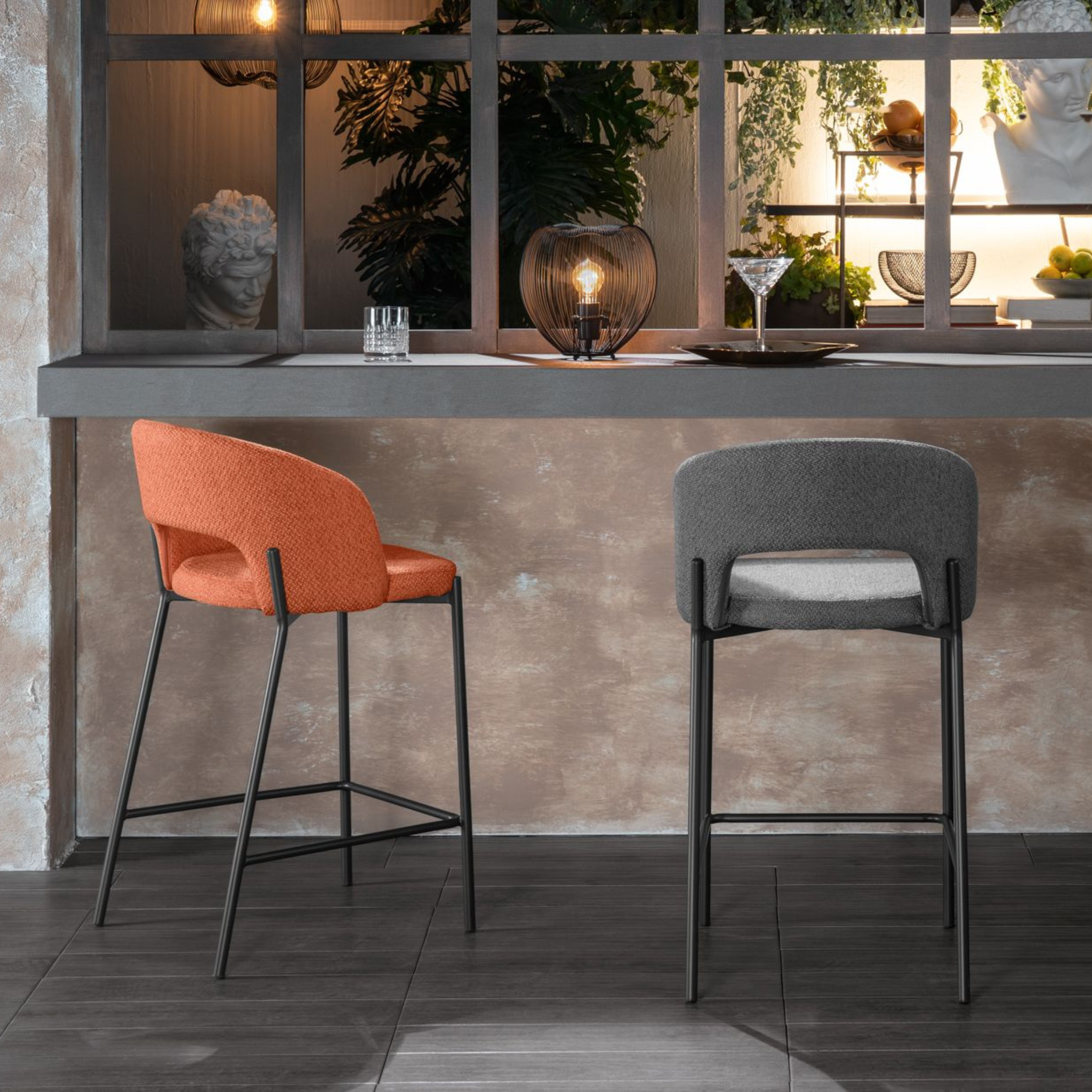 Tabouret haut "Greta" en tissu rembourré avec repose-pieds 52x50 cm 98h