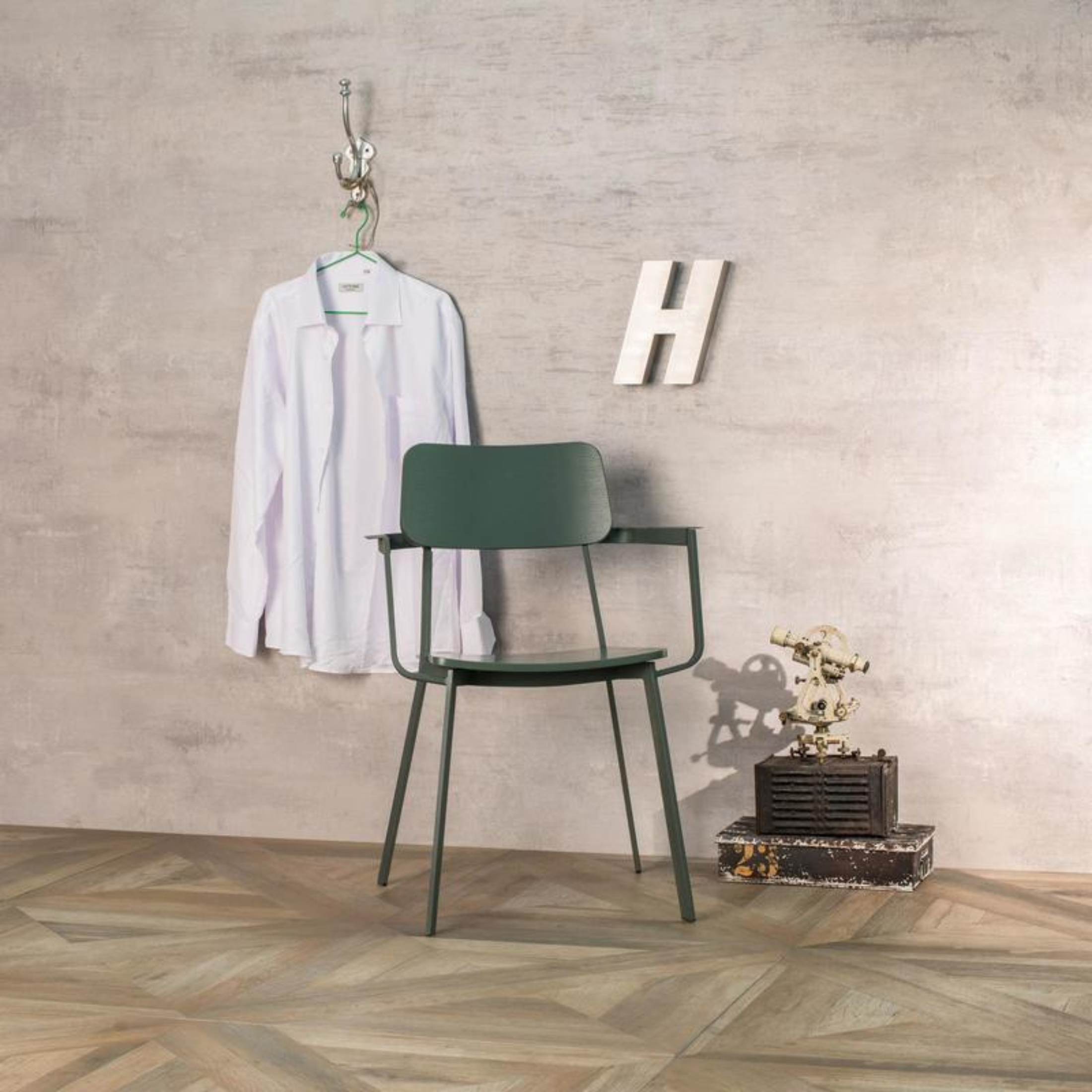 Sedia in legno laccato "Woody Capotavola" vintage con braccioli cm 51,5x61 82h