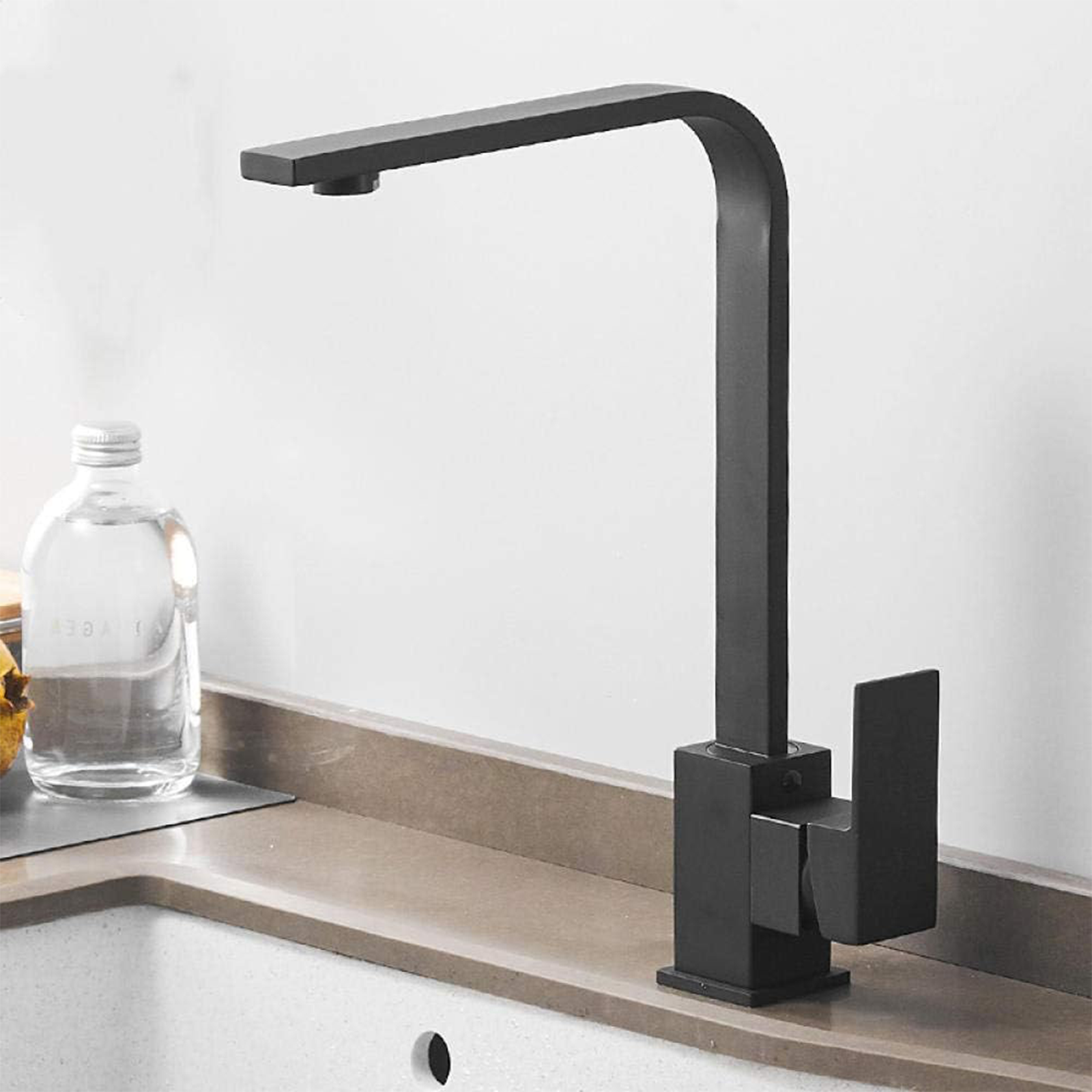 Élégant mitigeur monocommande noir mat à bec haut