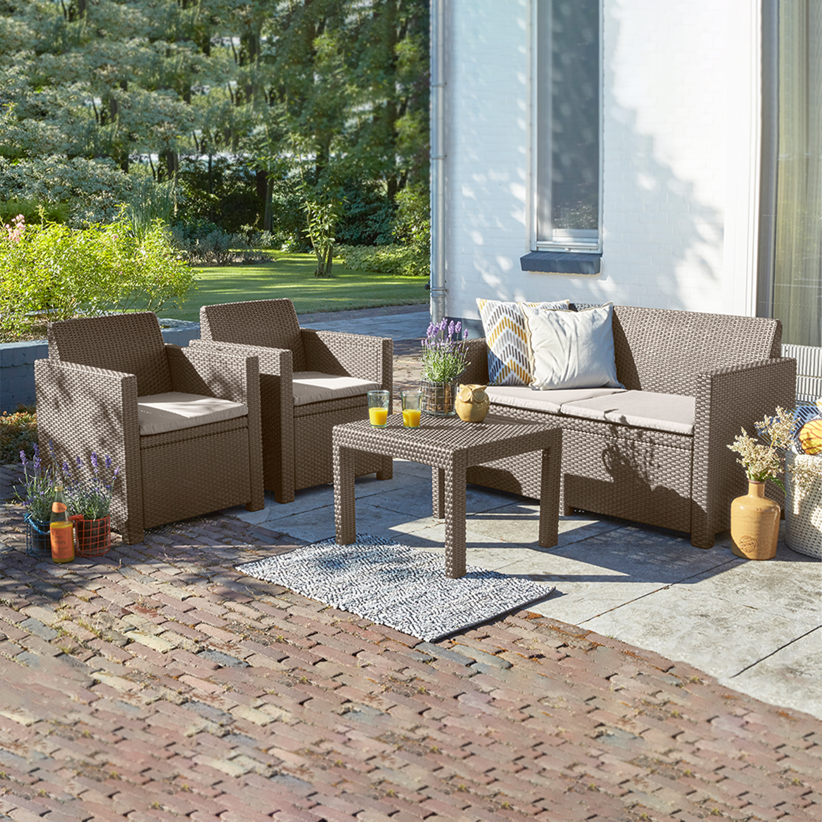 Salon de jardin "Alabama" en résine rotin, table basse + canapé + 2 fauteuils avec coussins