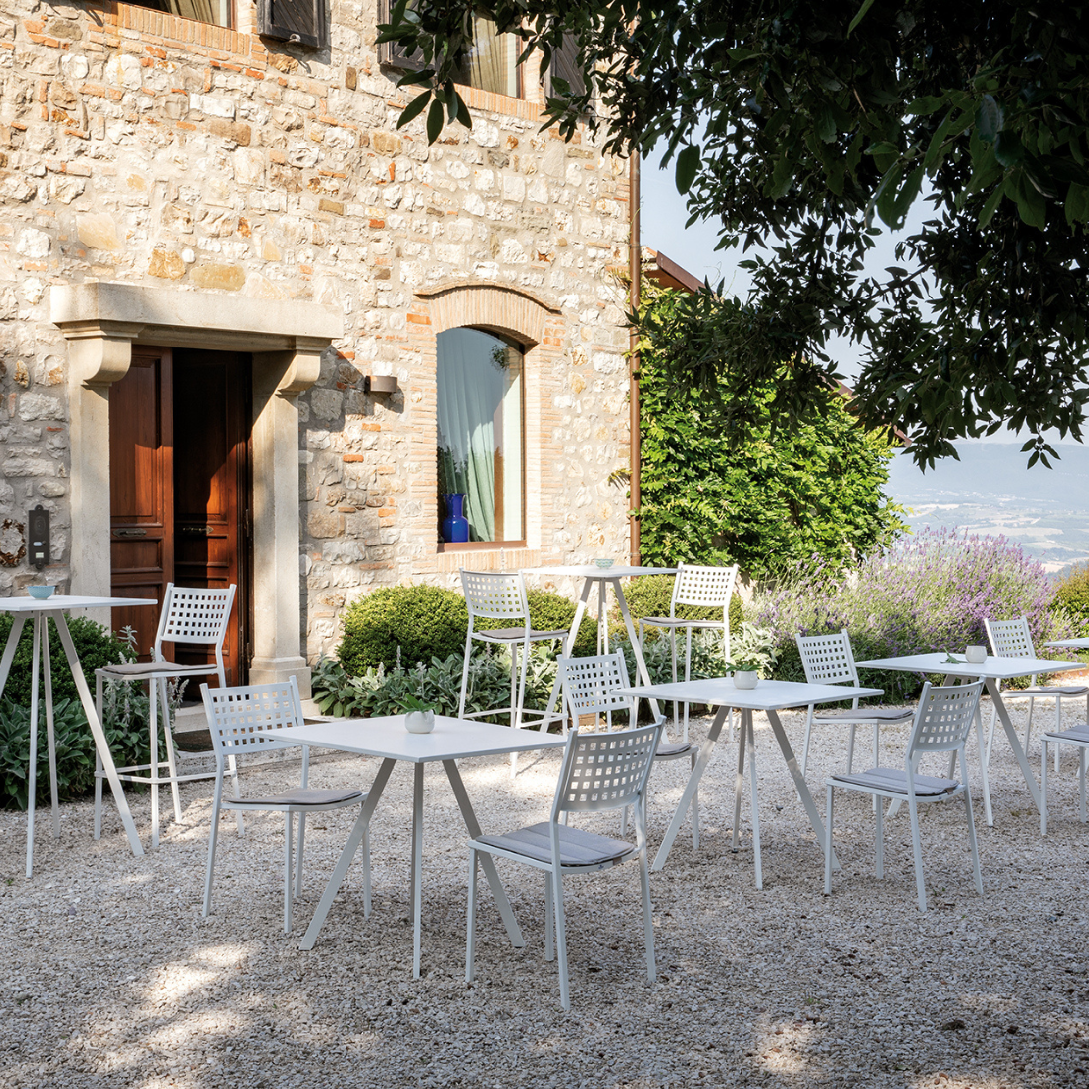 Sgabello in metallo moderno impilabile da giardino "Alice" cm 44x51 107h